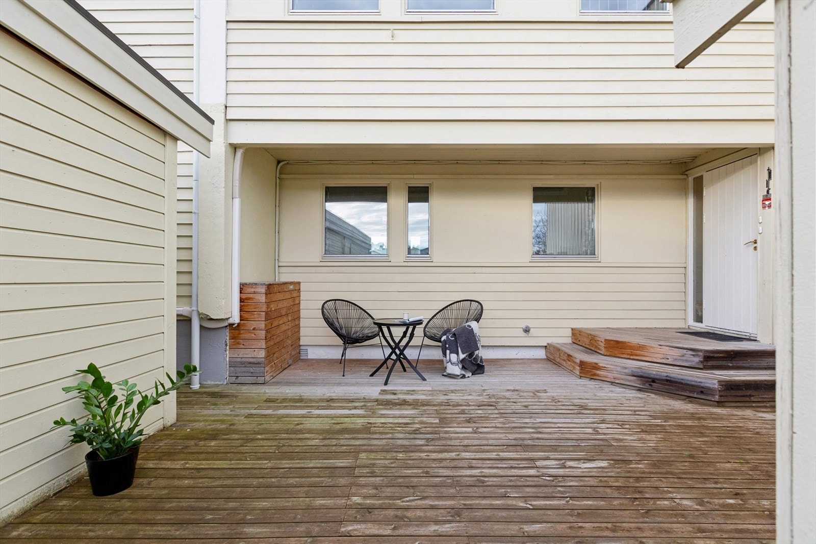 Stort inngangsparti hvor man har god plass til hagemøblement eller annen oppbevaring. Galleribilde