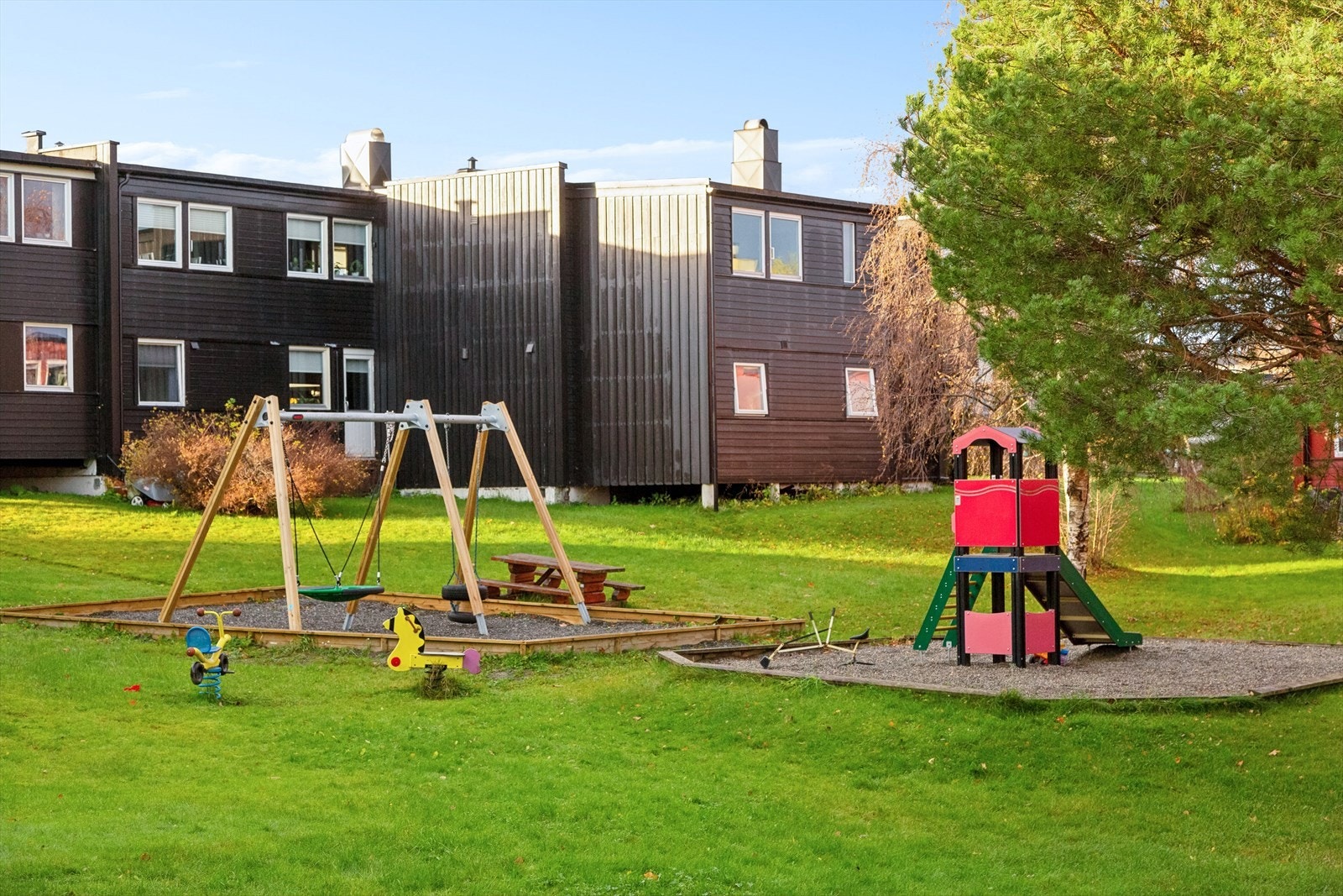 Fra terrassen har du utsikt over lekeplassen. Galleribilde