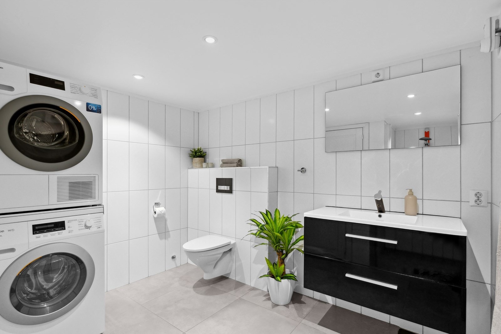 Stort og lekkert baderom i kjelleren. Flis på gulv og vegg, malt slett himling. Galleribilde