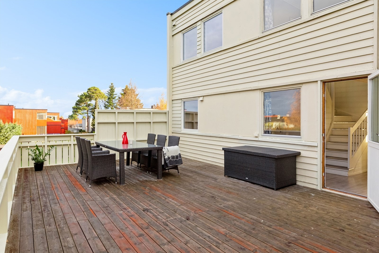 Terrassen er på hele 60 kvm. Meget gode solforhold hele dagen. Galleribilde
