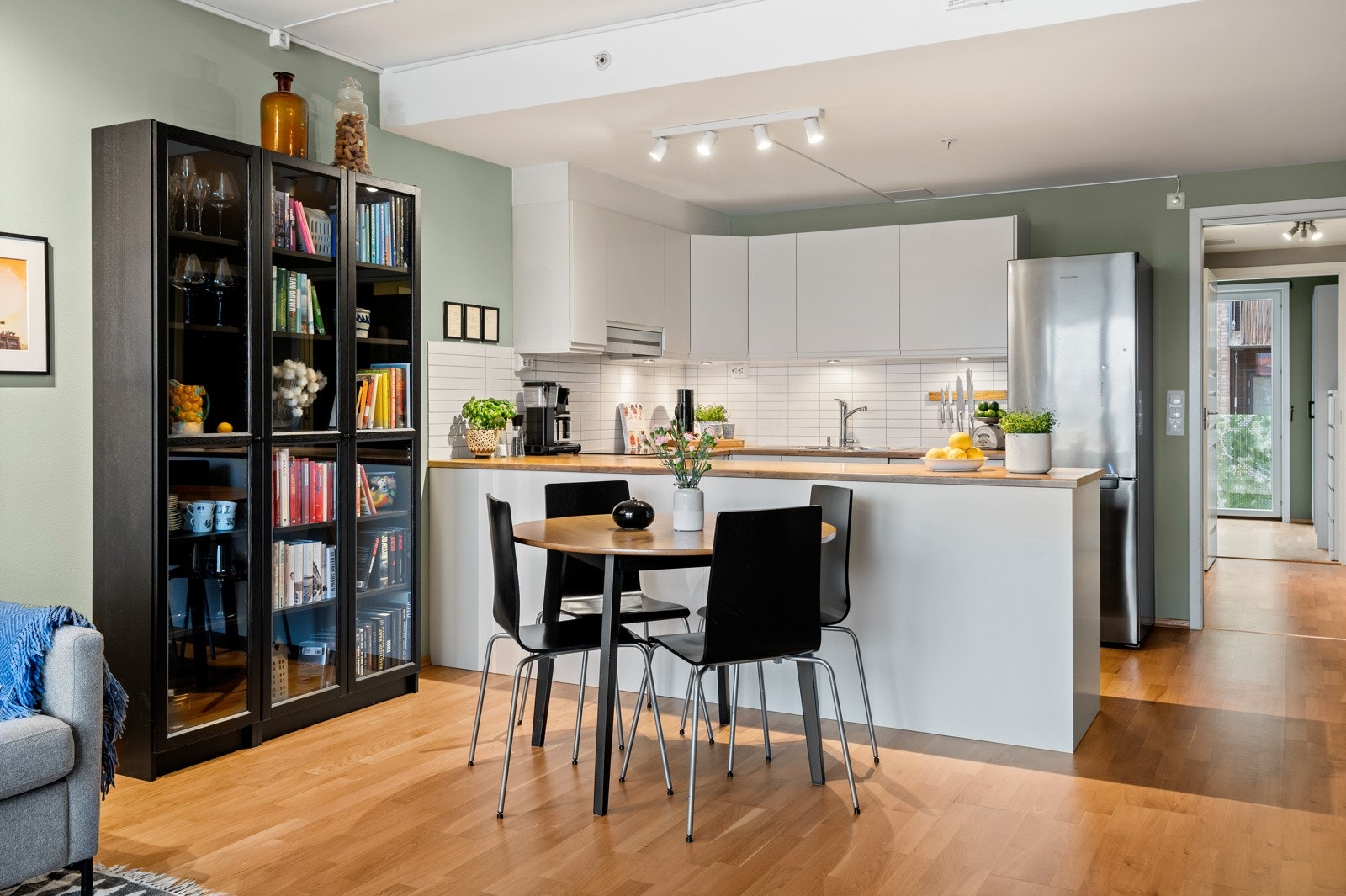 Naturig plass til spisebord ved kjøkkenøya Galleribilde