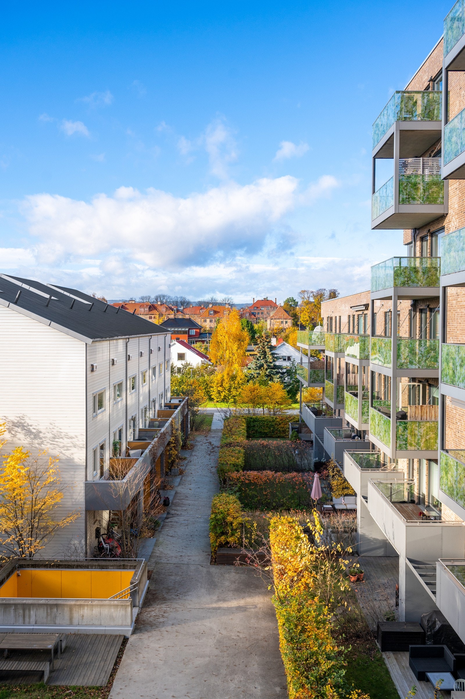 Utsyn mot fredelig bakgård Galleribilde