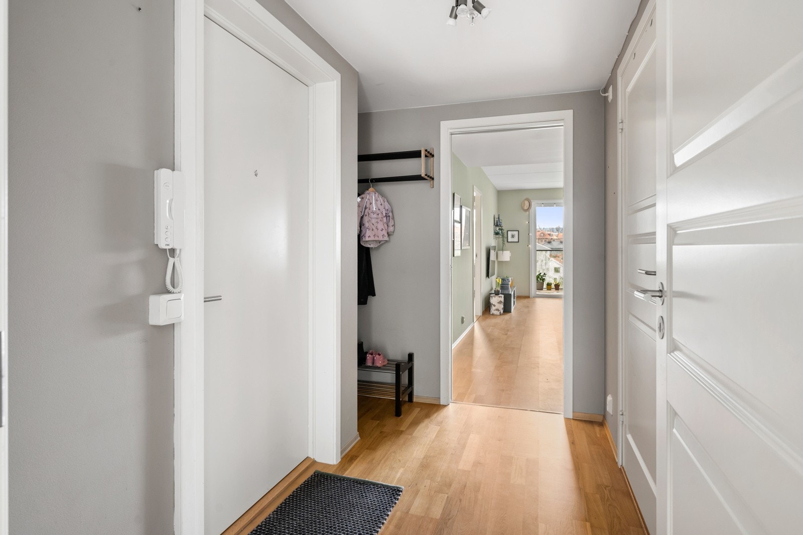 Den romslige entréen gir god plass til garderobeløsning, for praktisk oppheng av yttertøy og sko Galleribilde