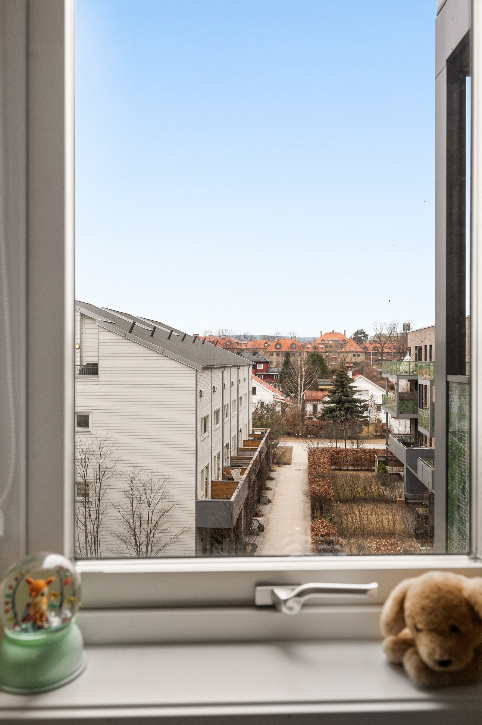 Utsikt fra vinduet Galleribilde