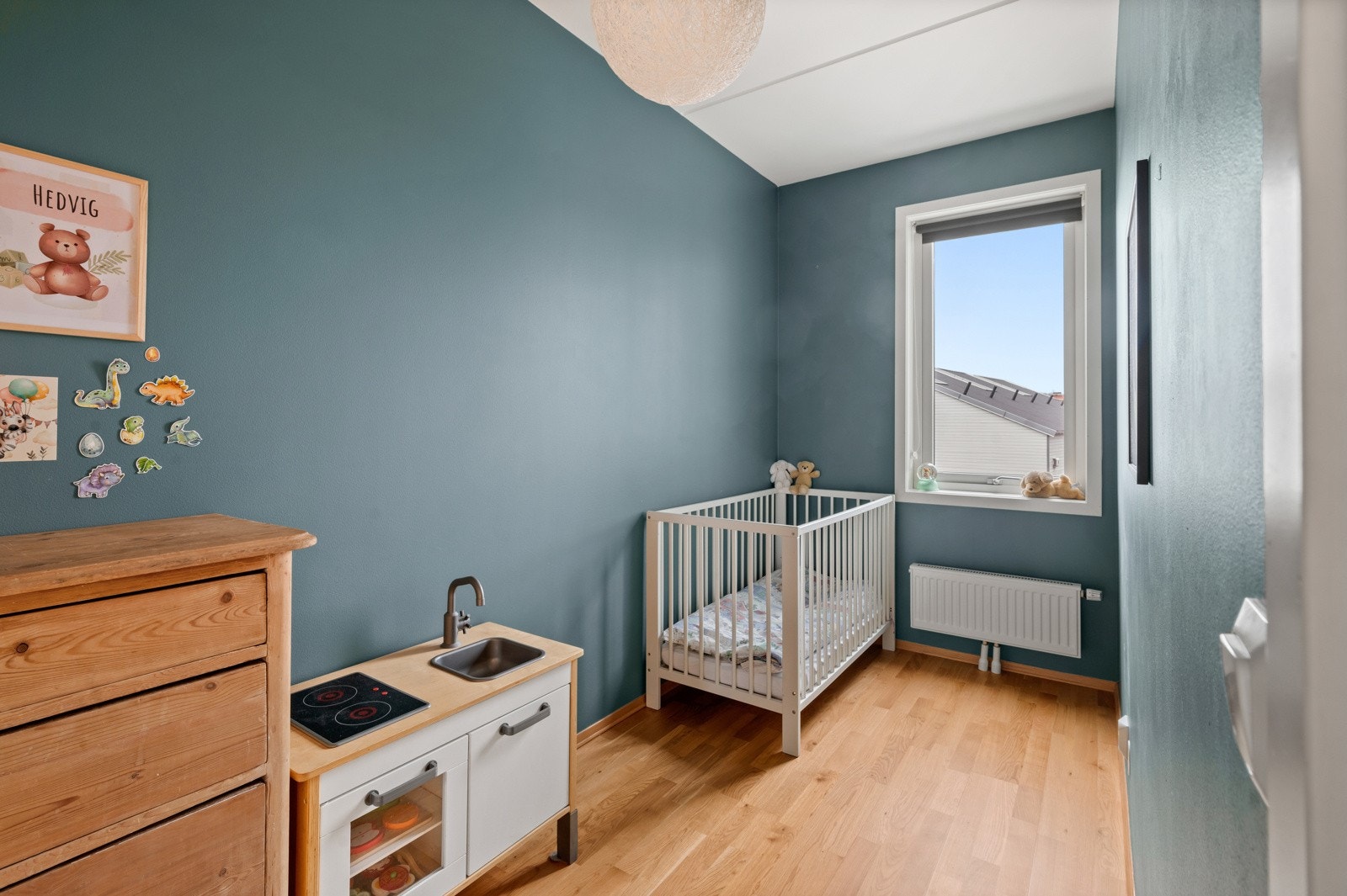 Boligens andre soverom er også av god størrelse Galleribilde