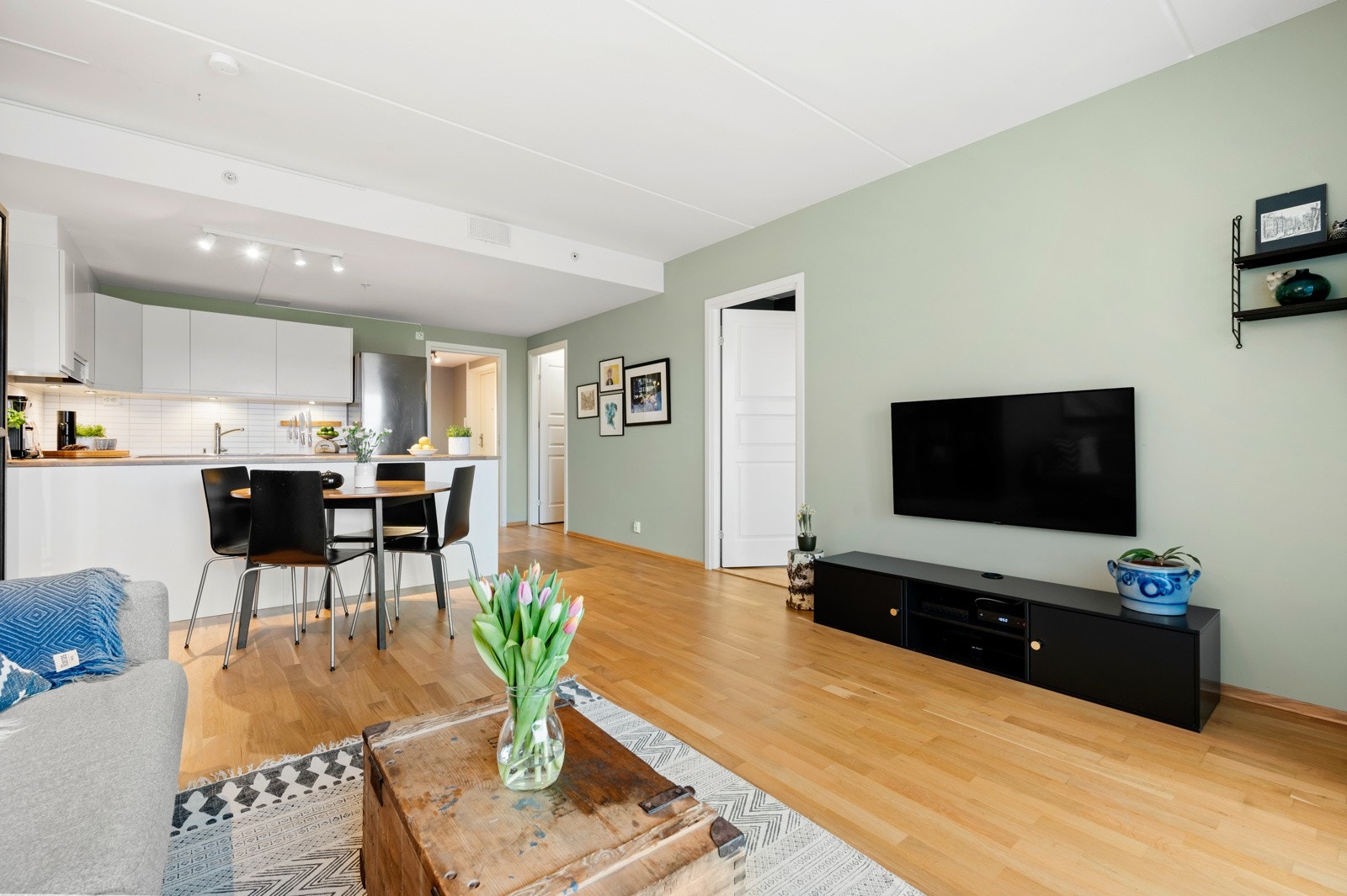 Leiligheten har en lys og innbydende stue som byr på en behagelig atmosfære og god plass til både sofagruppe og spisebord Galleribilde