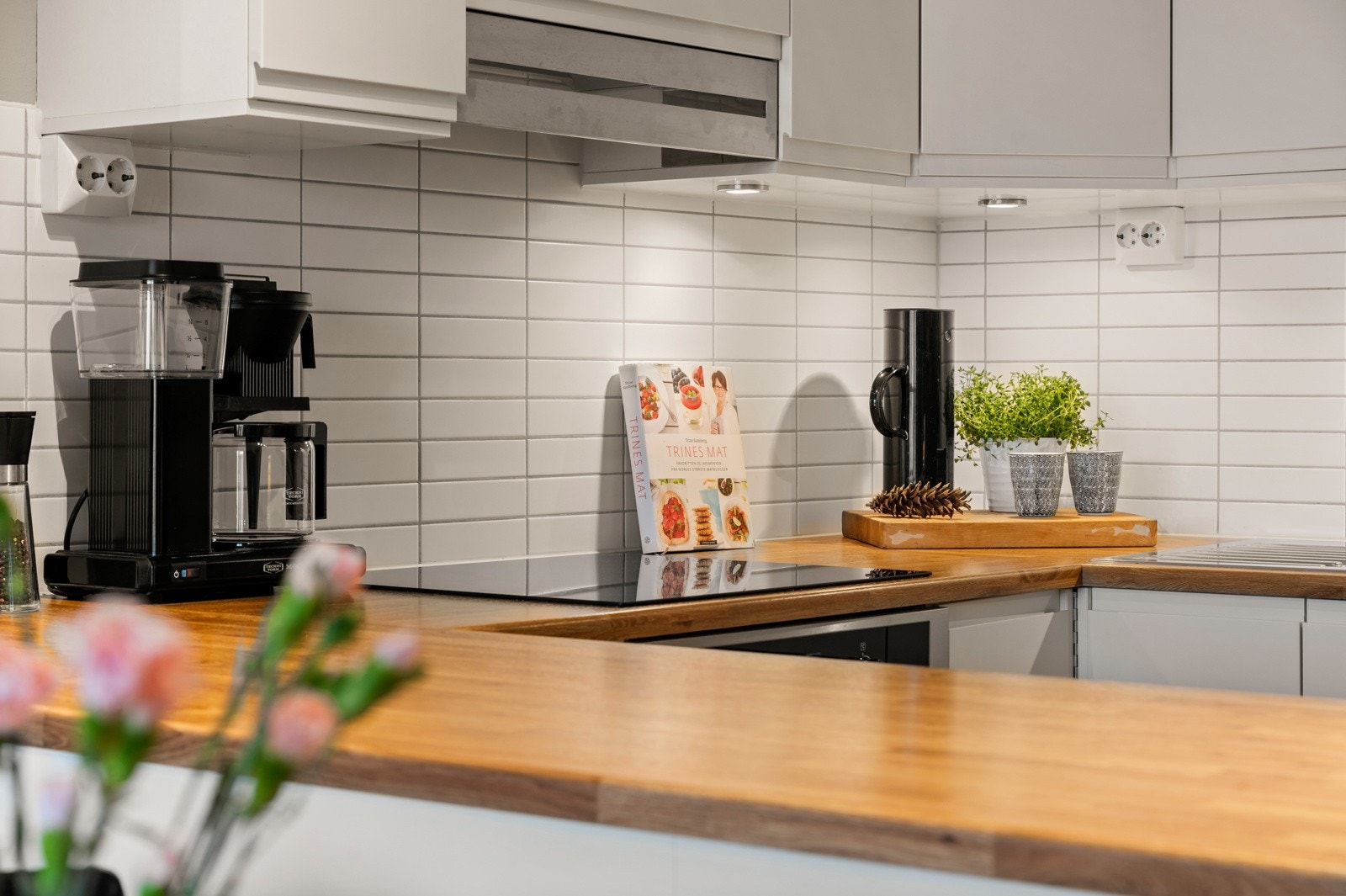 Opplegg for oppvaskmaskin er tilrettelagt, og ventilator over koketopp er tilkoblet felles avtrekksanlegg Galleribilde