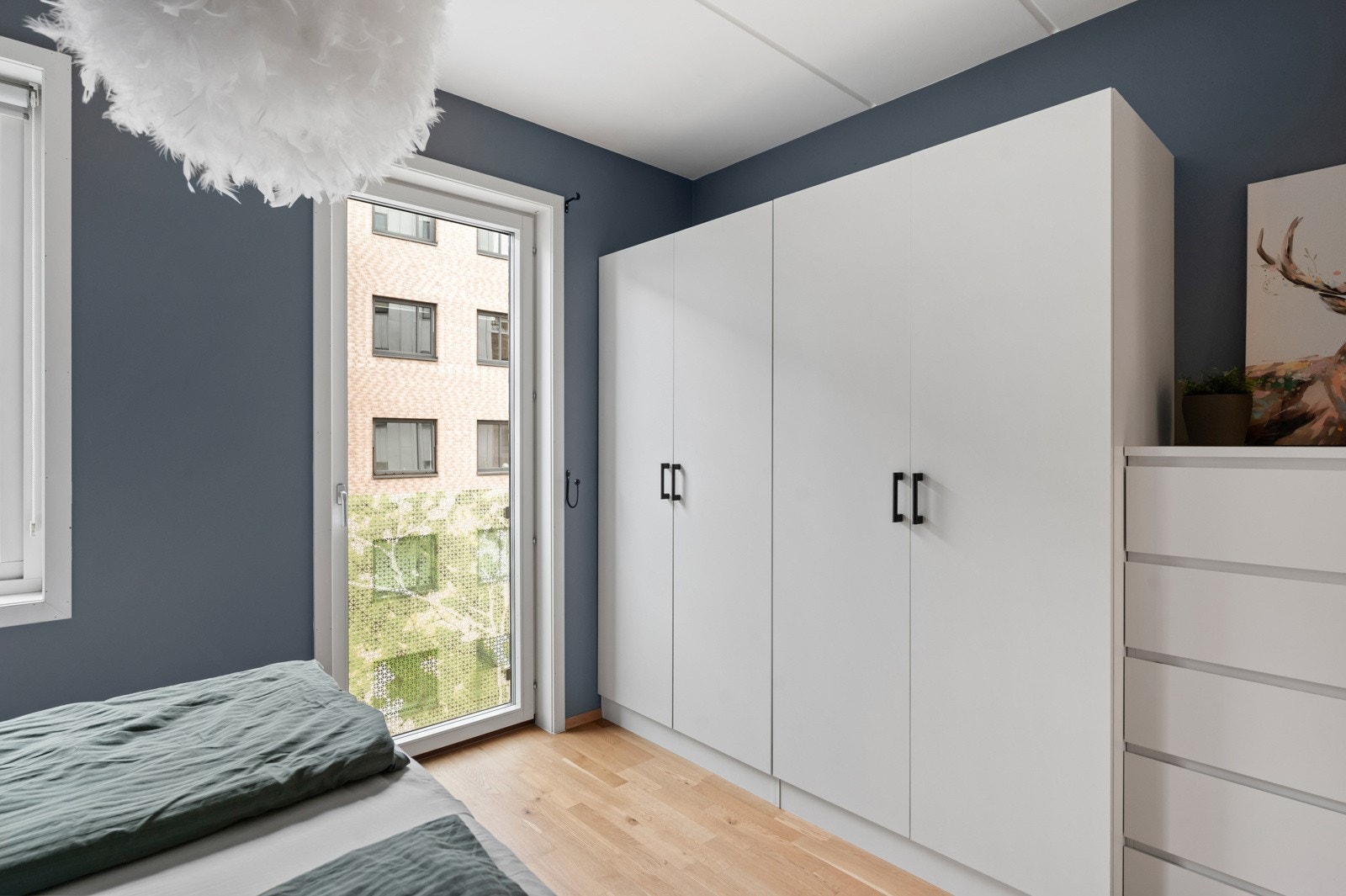 Praktisk garderobeløsning med god plass til oppbevaring Galleribilde