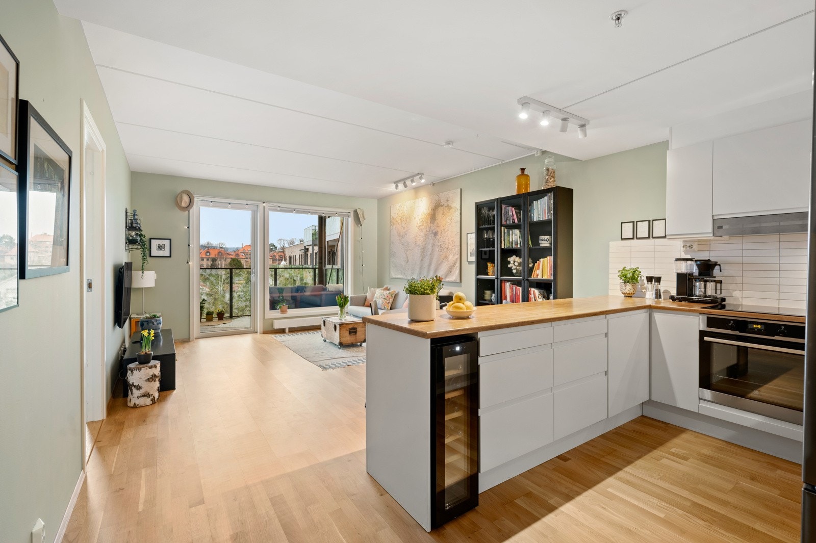 Kjøkkenet er godt utnyttet med rikelig benkeplass og praktisk arbeidssone Galleribilde