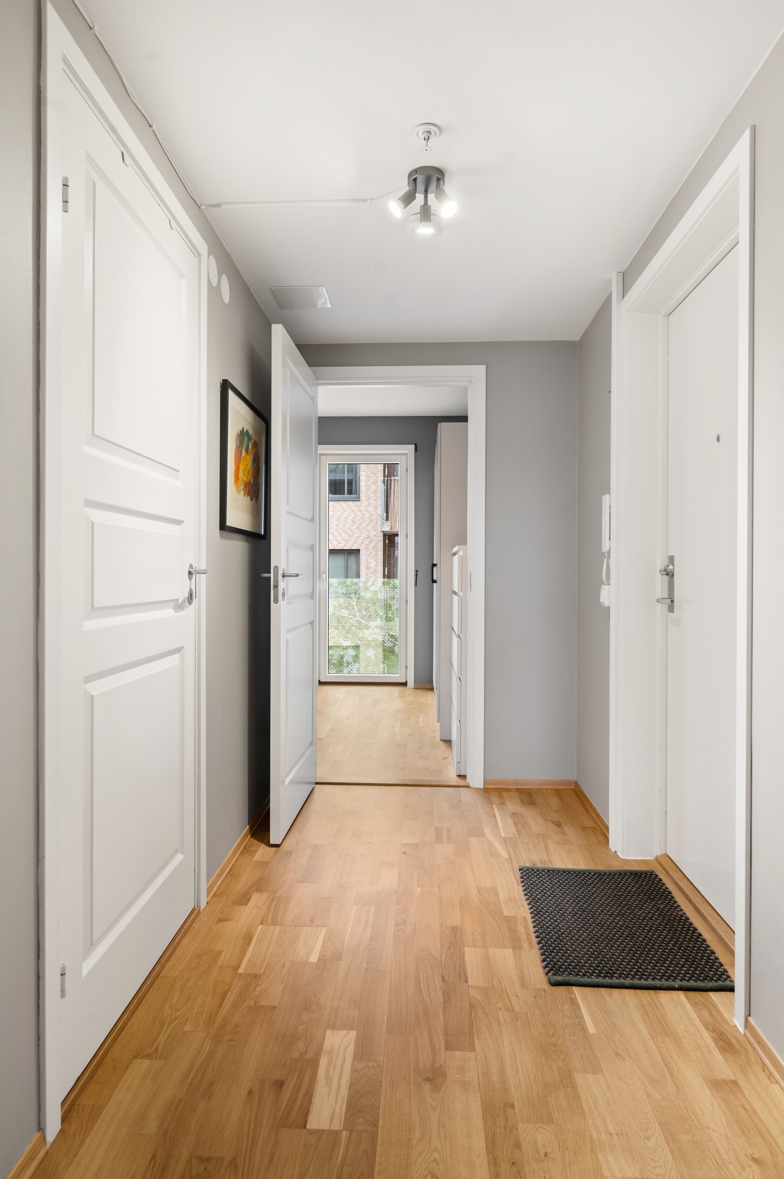 Leiligheten har en romslig og innbydende entré Galleribilde