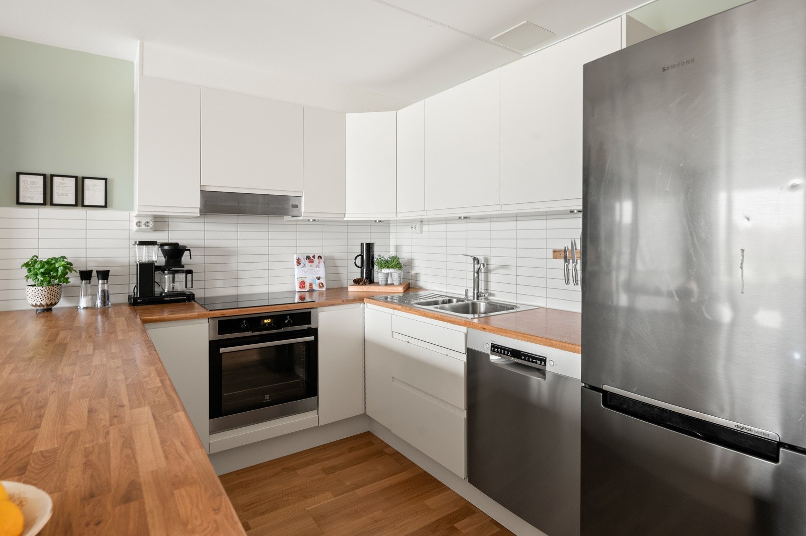 Det er integrert stekeovn og induksjonstopp, samt nedfelt rustfri oppvaskkum med et-greps armatur Galleribilde