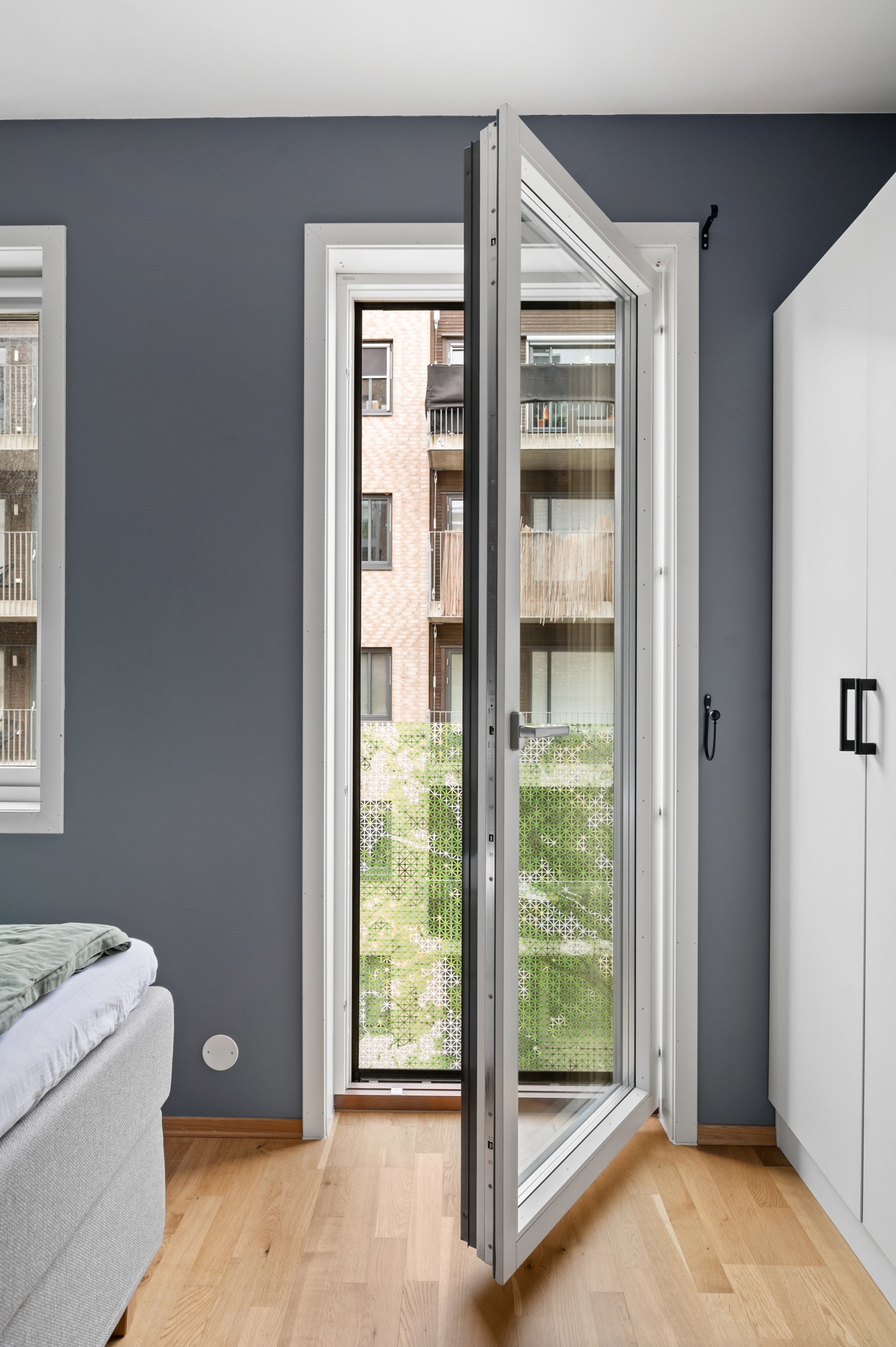 Soverommet har en deilig fransk balkong som skaper en luftig atmosfære på soverommet Galleribilde