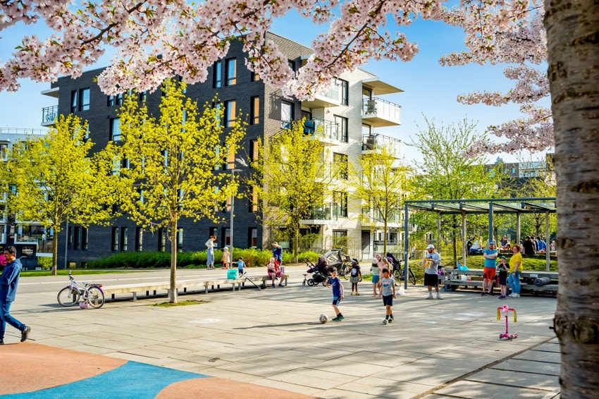 Barnevennelig område med fine lekeplasser som denne Galleribilde