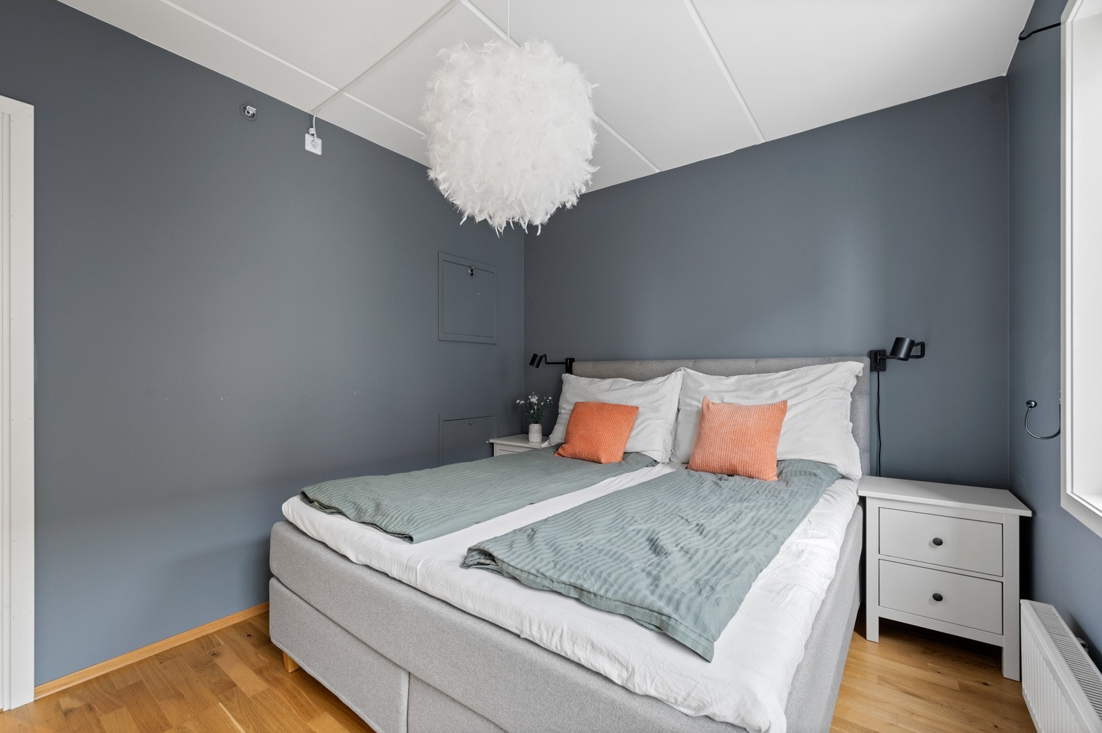 Soverommet er av god størrelse med rikelig av plass til dobbeltseng og tilhørende nattbord Galleribilde