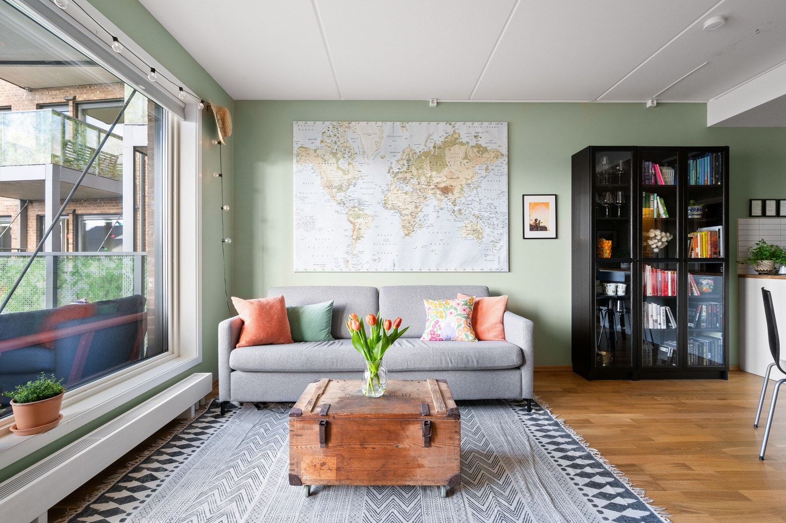 Store vindusflater slipper inn rikelig med dagslys og gir flott utsyn mot det grønne nærområdet Galleribilde