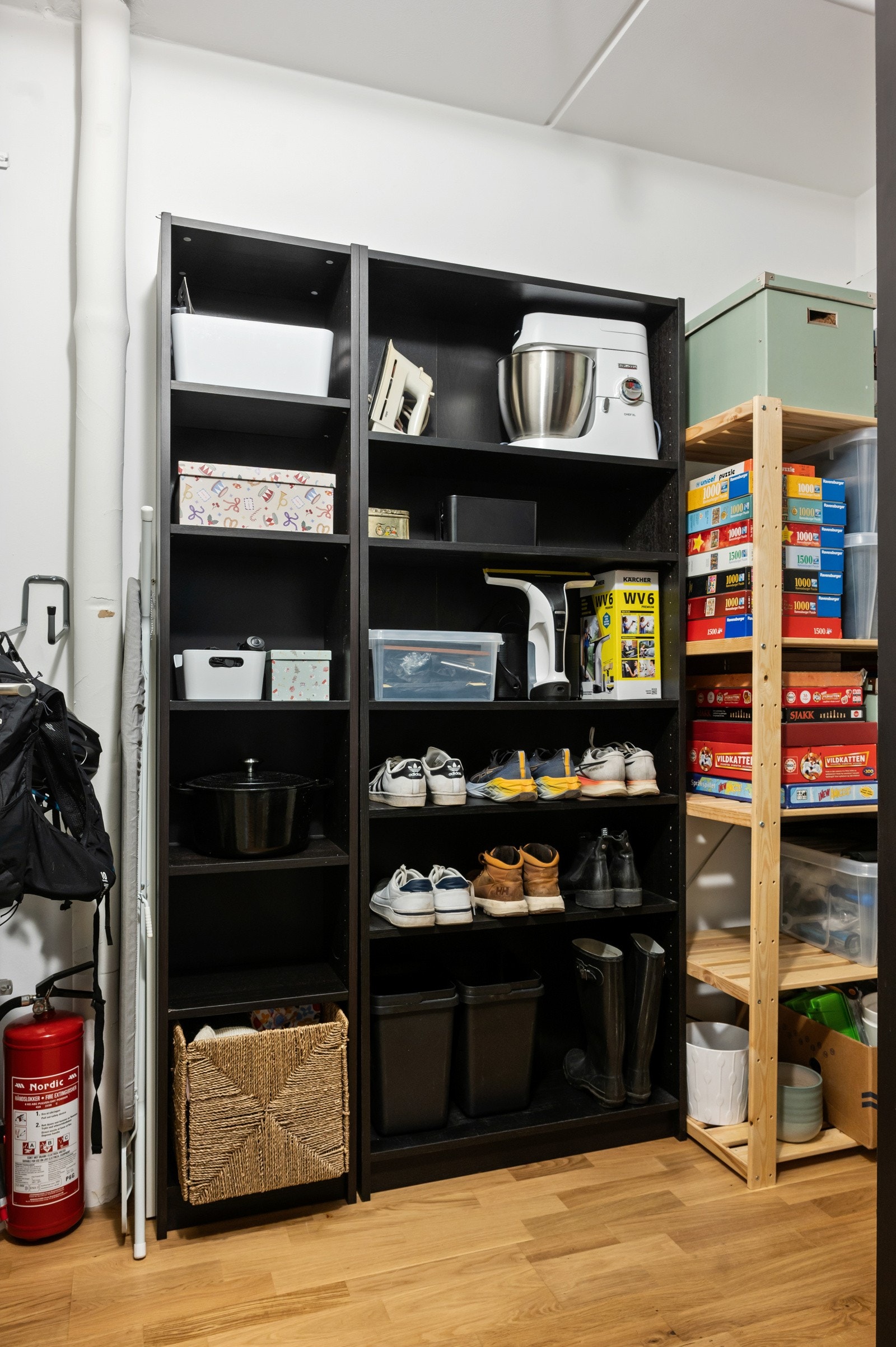 Boden gir svært god oppbevaringsplass og fungerer utmerket som lagringsrom for blant annet kjøkkenutstyr, sko, tekstiler, sportsutstyr eller annet man ønsker å ha lett tilgjengelig, men ute av syne Galleribilde