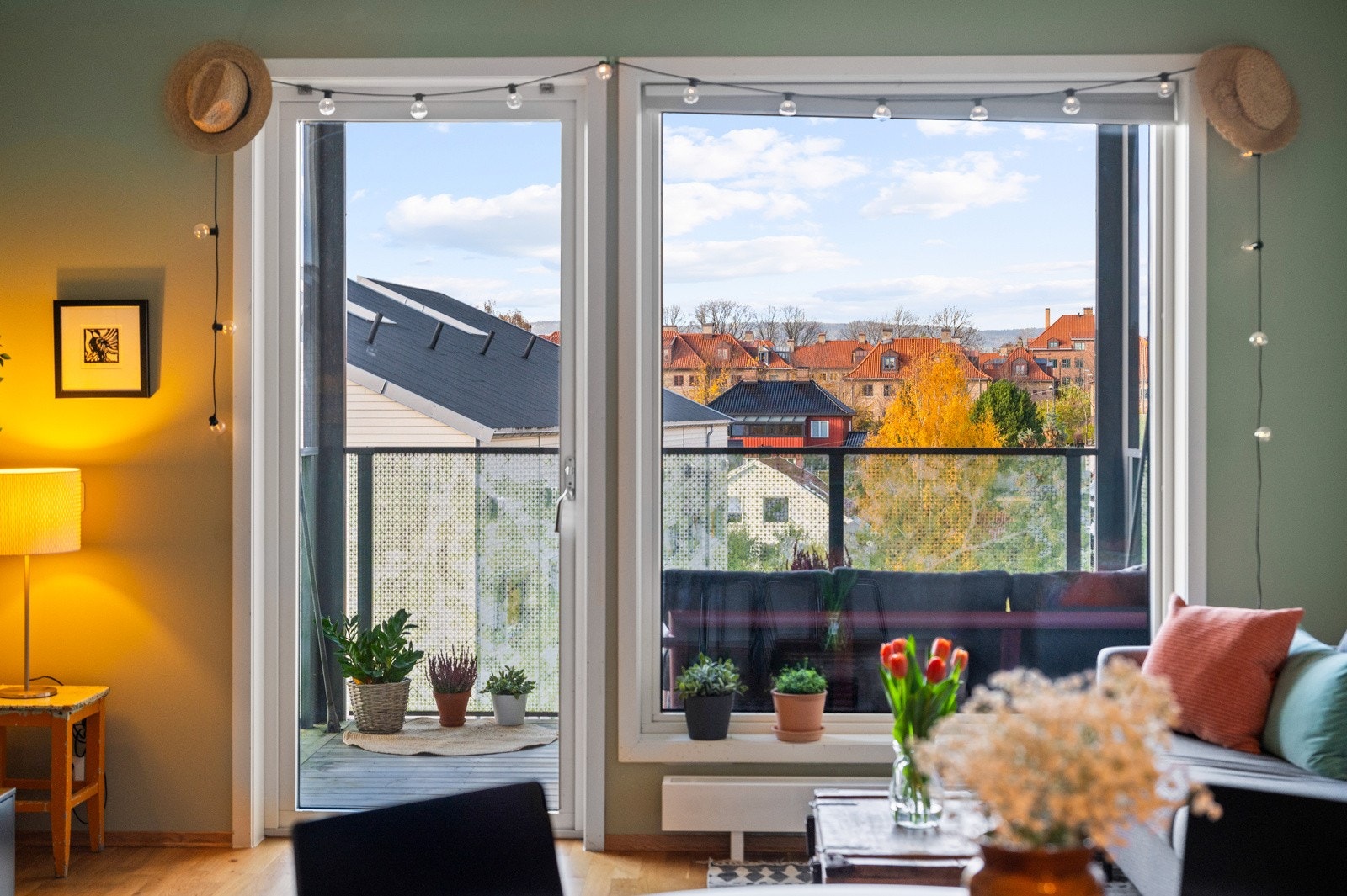 Fra stuen er det direkte utgang til en nordvestvendt balkong på ca. 6 m² Galleribilde