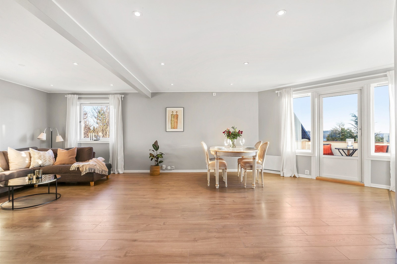 Lys og fin stue med store vindusflater som gir rommet rikelig med naturlig lys Galleribilde