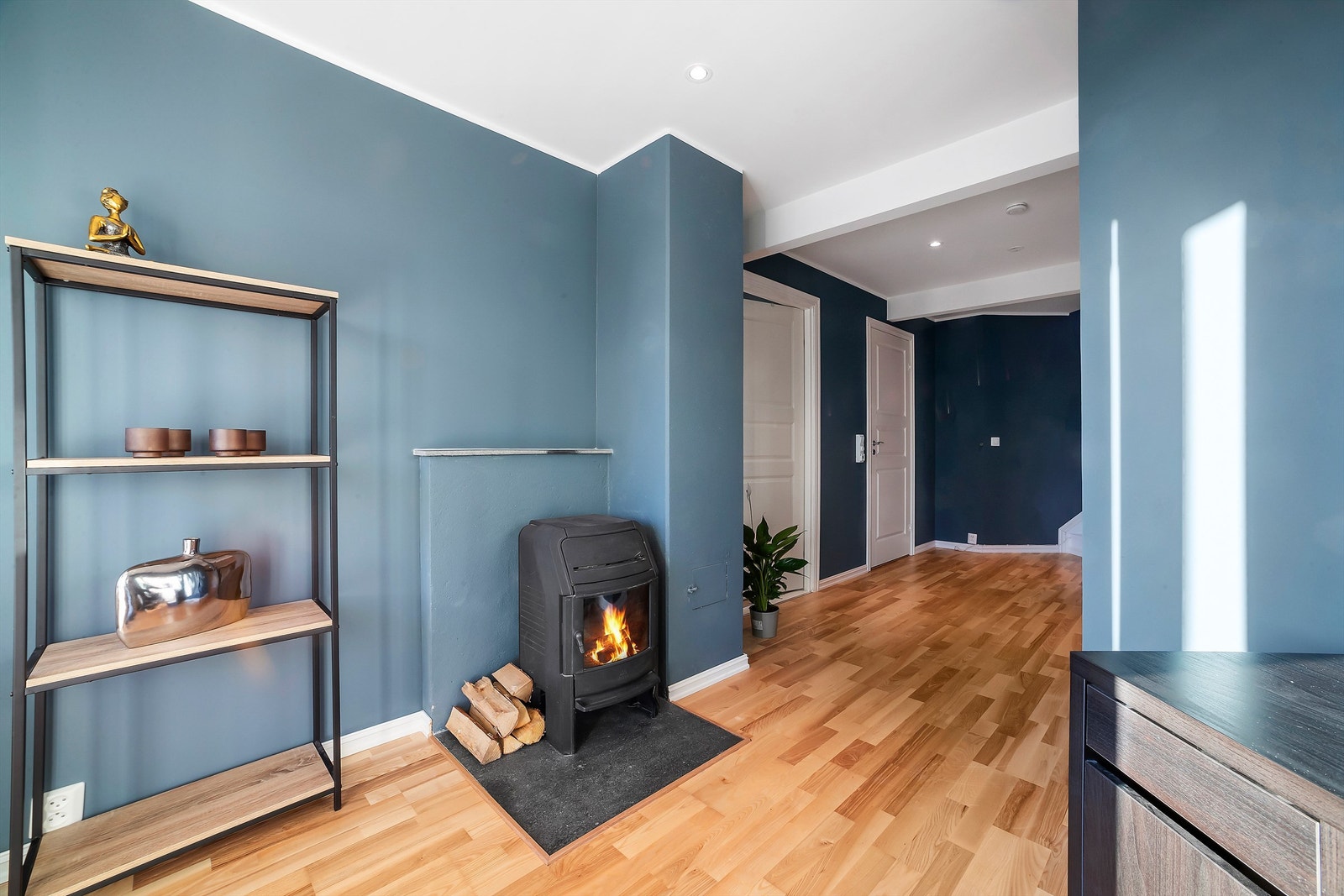 I underetasjen er det en vedovn som varmer godt Galleribilde