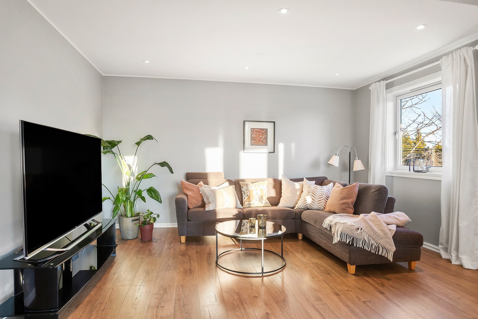 Stuen har plass til sofa, bord, TV og tilhørende møblement Galleribilde