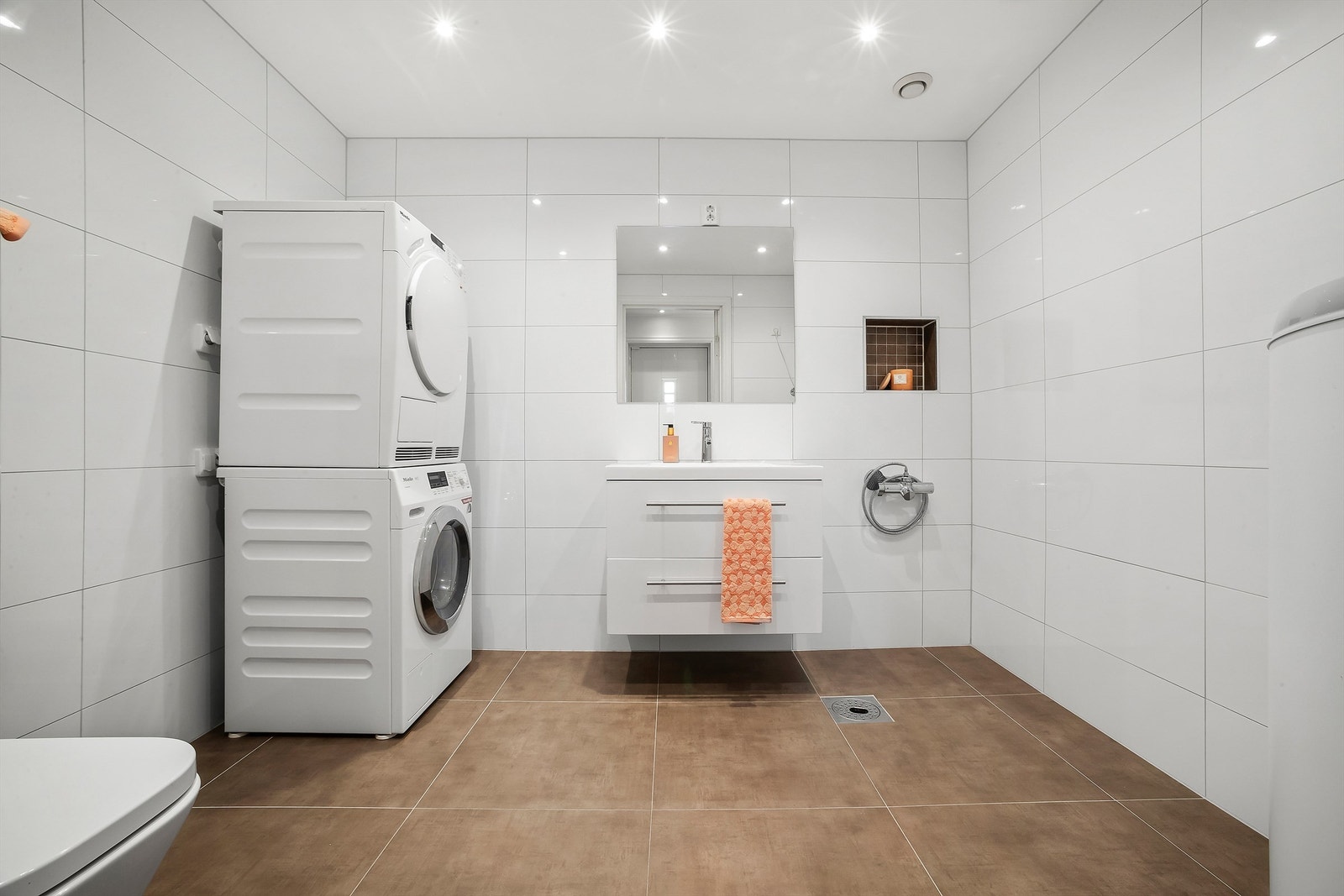 Badet i 1. etasje er fra 2018 Galleribilde