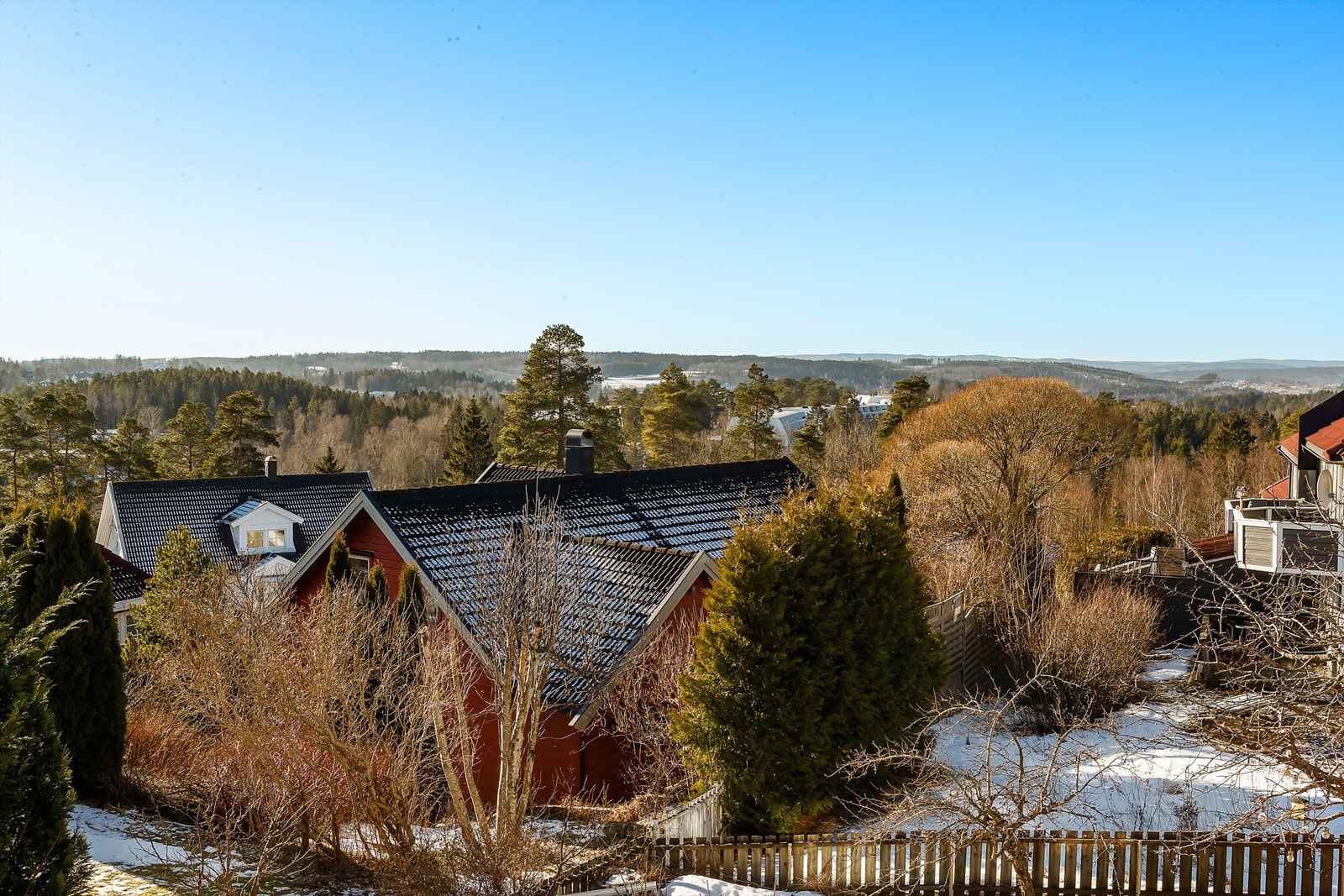 Boligen ligger høyt og fritt og har mye sol Galleribilde