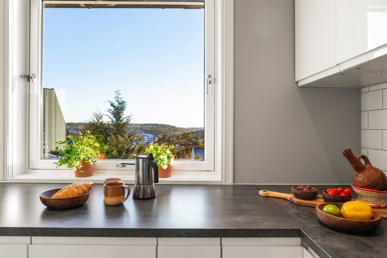 Kjøkkenet har svært godt med skap og skuffer, for oppbevaring av kjøkkenartikler Galleribilde