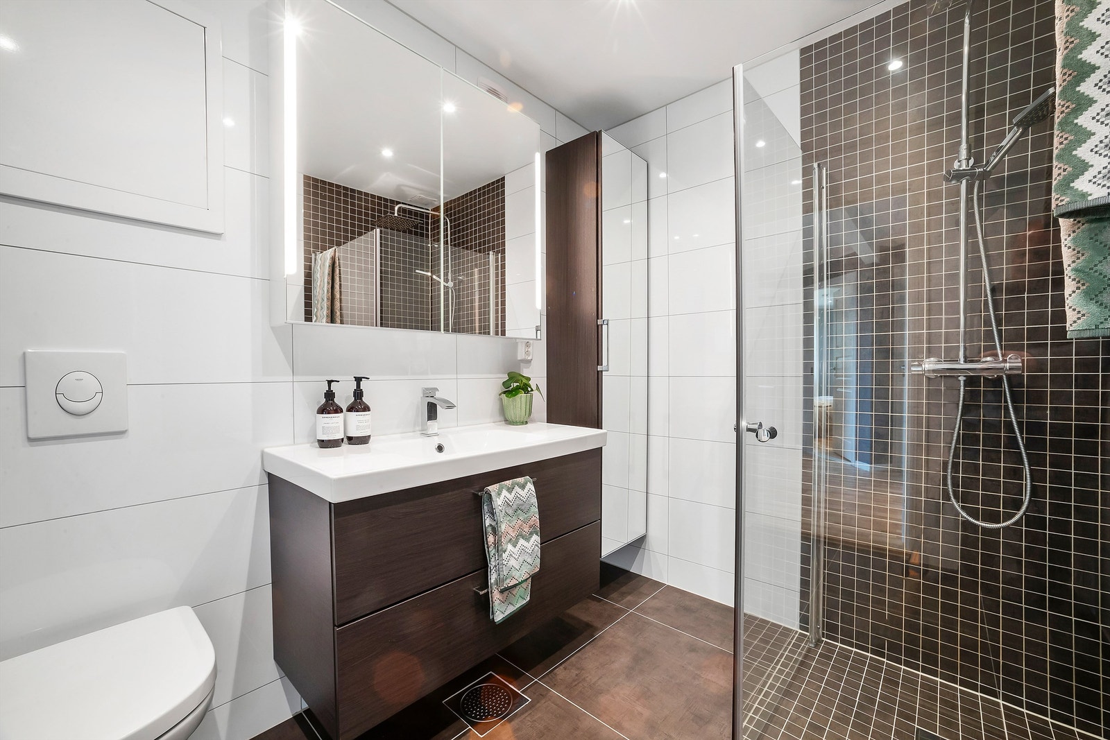 Badet er flislagt og har varmekabler på gulv Galleribilde