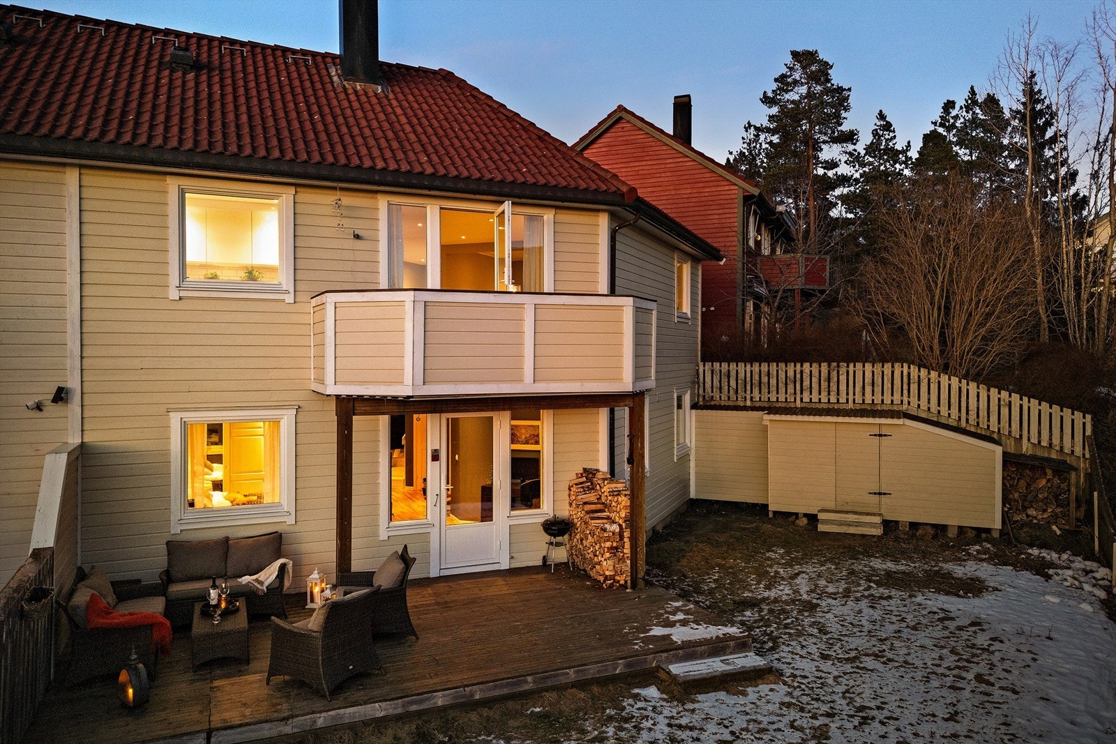 Usjenert terrasse og hage. Uteboden er revet i etterkant av bilde. Galleribilde