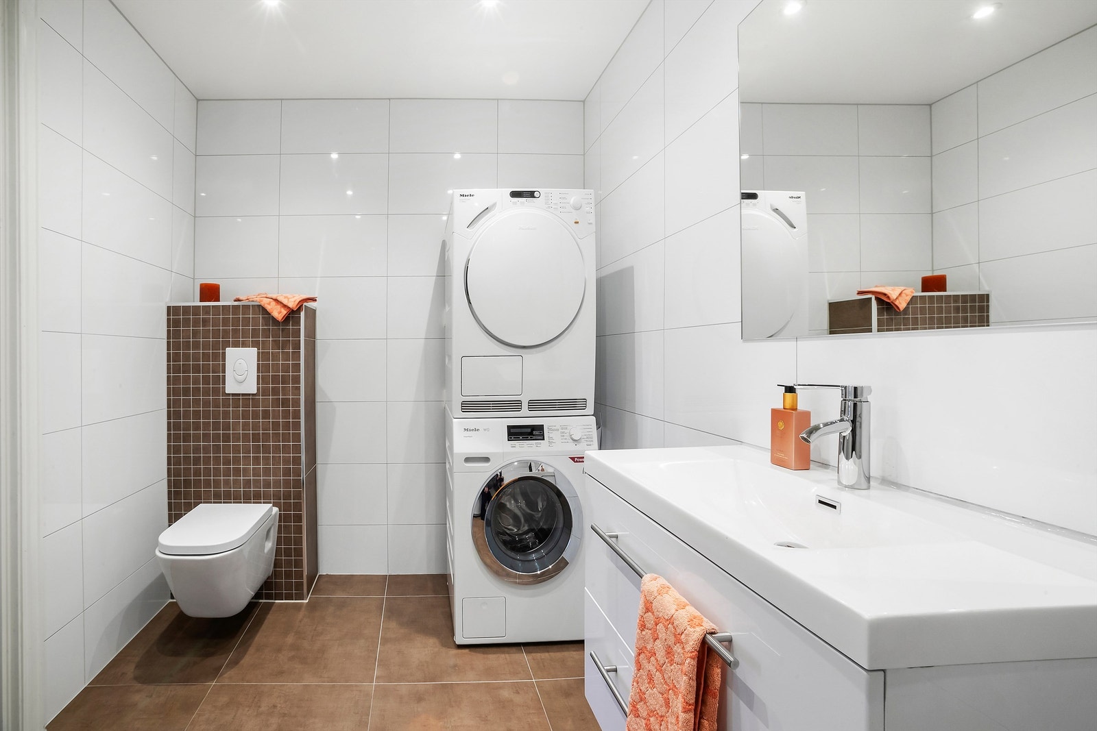 Boligen har to delikate bad, et i hver etasje Galleribilde