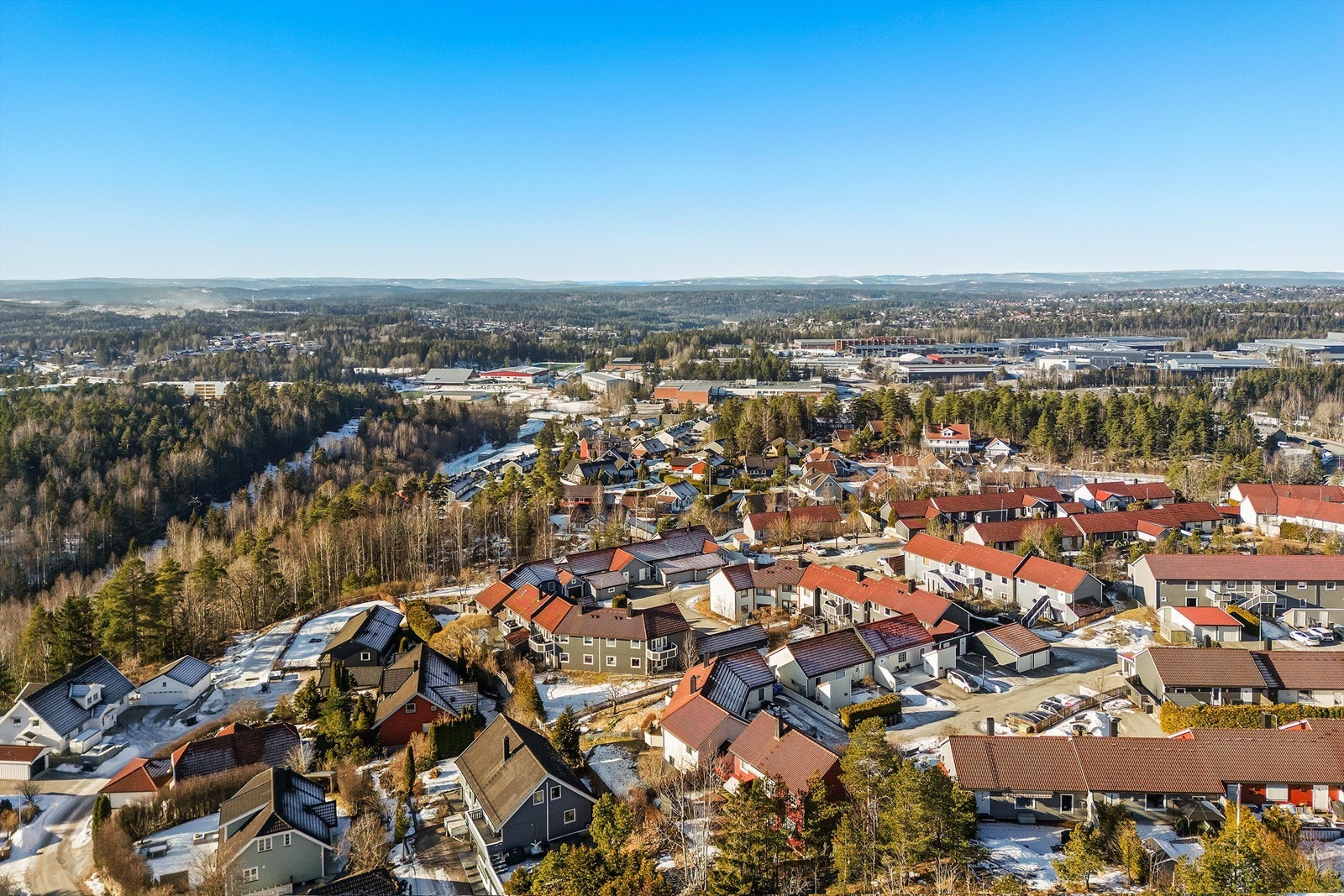 Det er en stor Kiwi-butikk like i nærheten, samt frisør, legekontor, treningssenter og spisested Galleribilde
