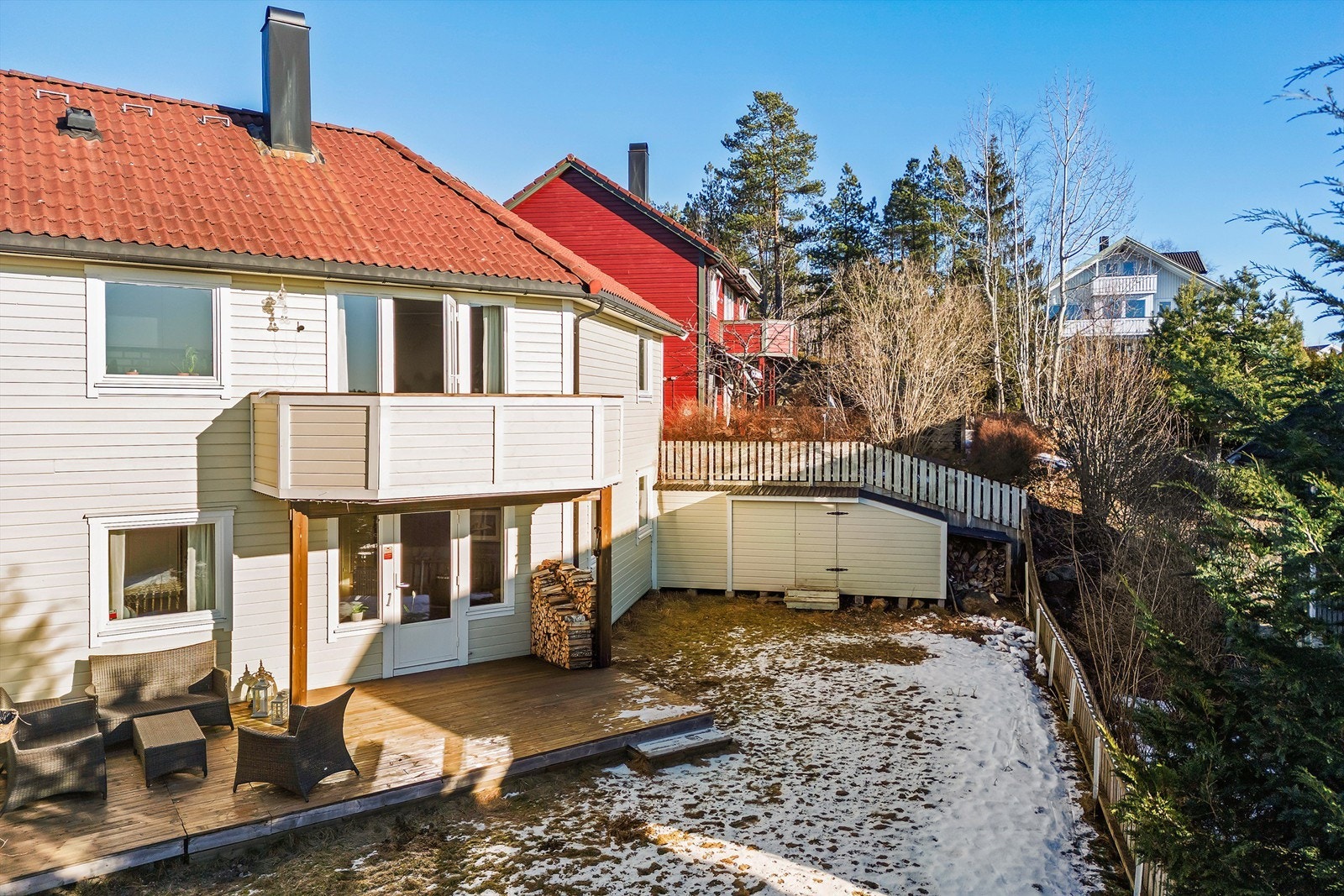 Boligen har flere solrike uteplasser, samt inngjerdet hage. Uteboden er nå revet. Galleribilde