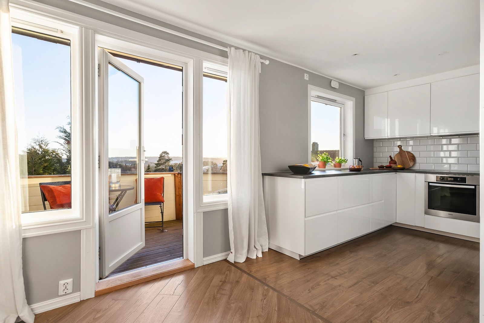 Fra kjøkken/stue er det utgang til veranda med flott utsikt Galleribilde