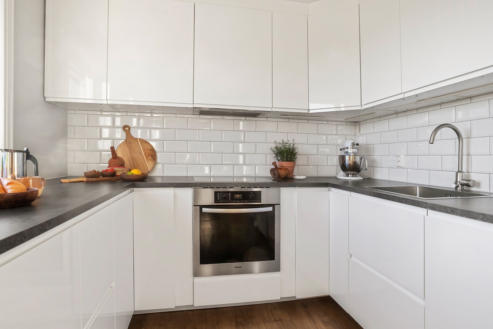 Kjøkkenet er utstyrt med integrert oppvaskmaskin, integrert stekeovn og frittstående kjøleskap med frysedel Galleribilde