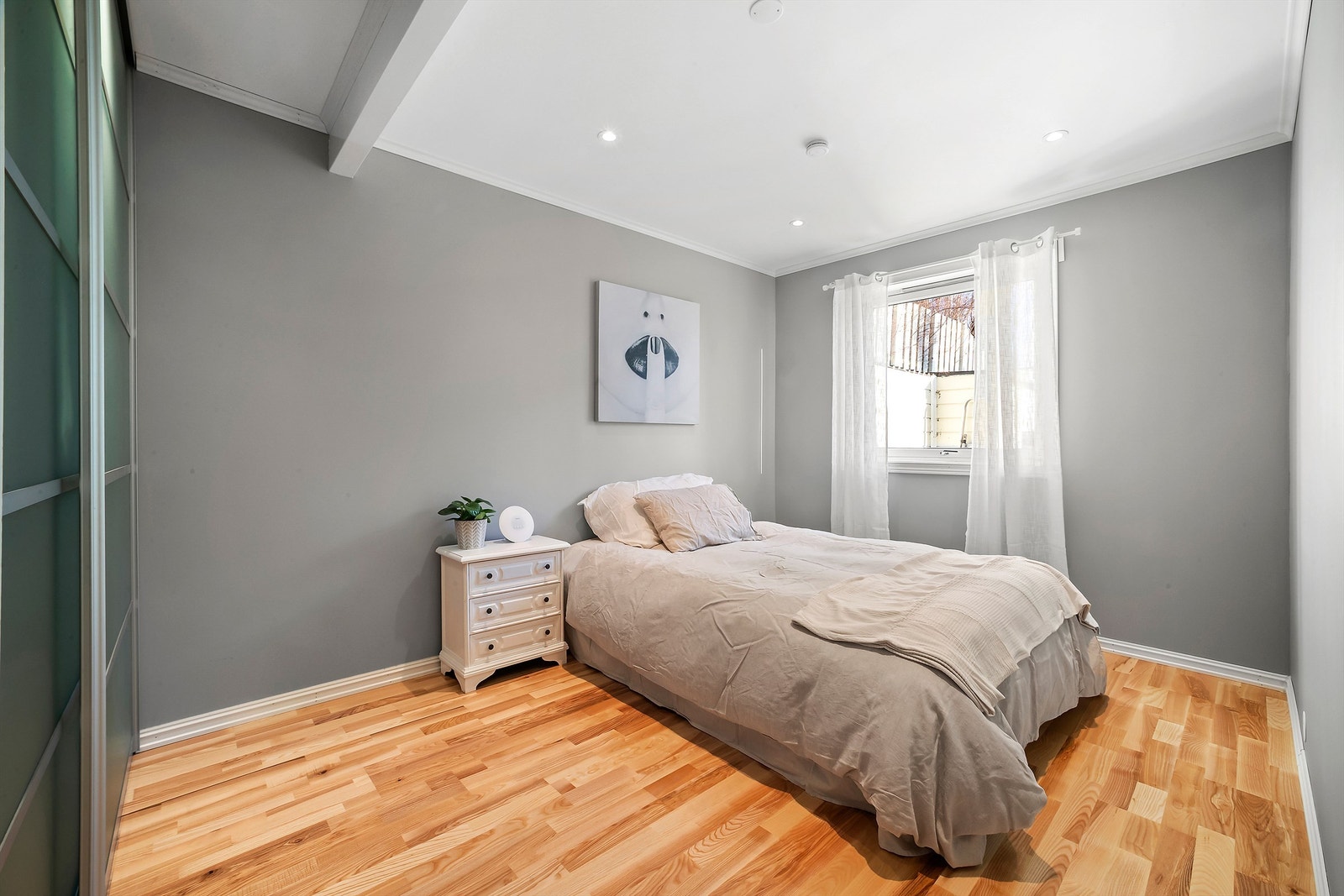 Rommene kan innredes med dobbeltseng, nattbord og skrivepult Galleribilde