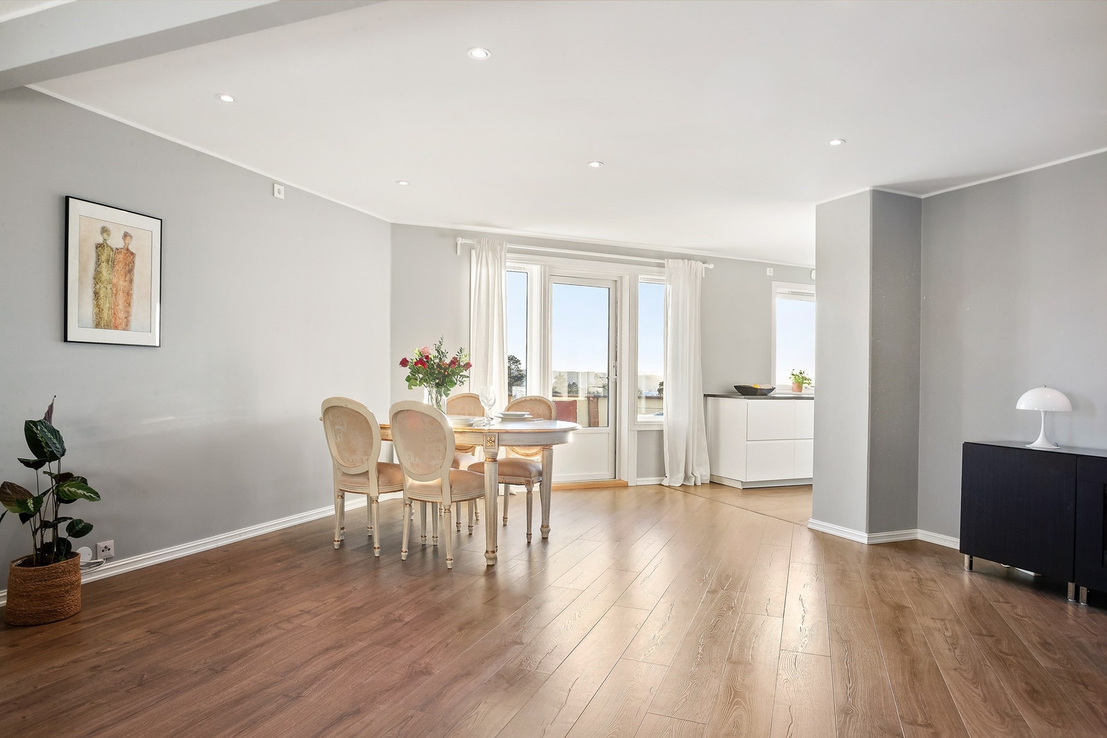 Utstrakt bruk av downlights i tak Galleribilde