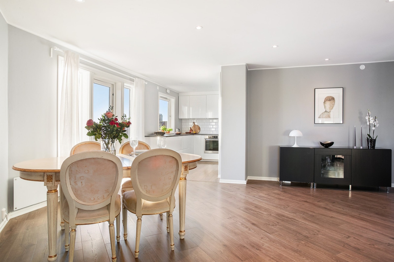 Delvis åpen kjøkkenløsning mot stue Galleribilde