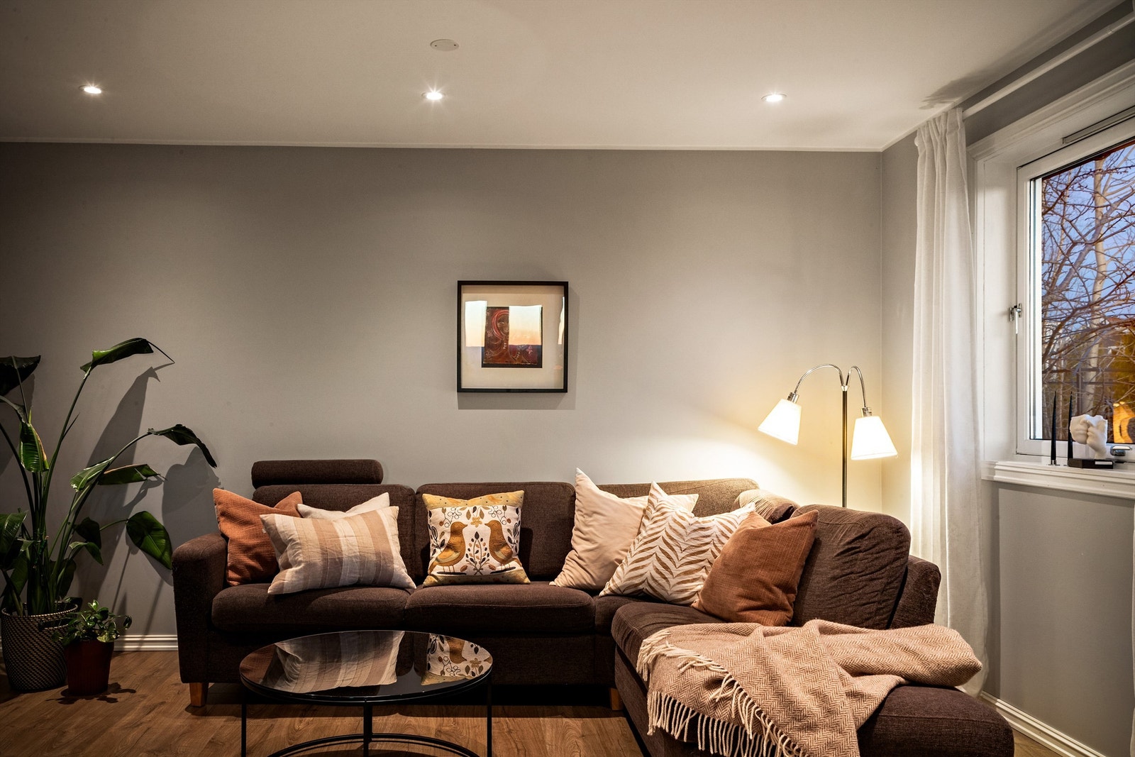 Koselig kveldsstemning i stuen Galleribilde