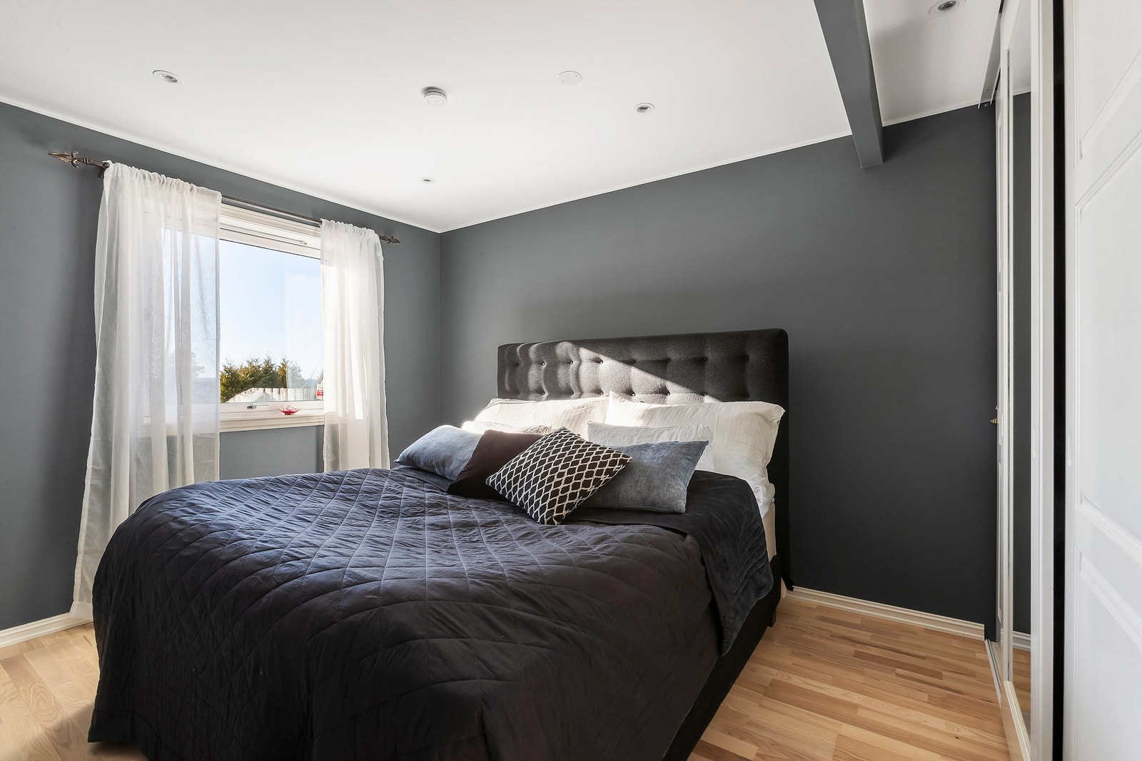 To soverom har skyvedørsgarderobe Galleribilde