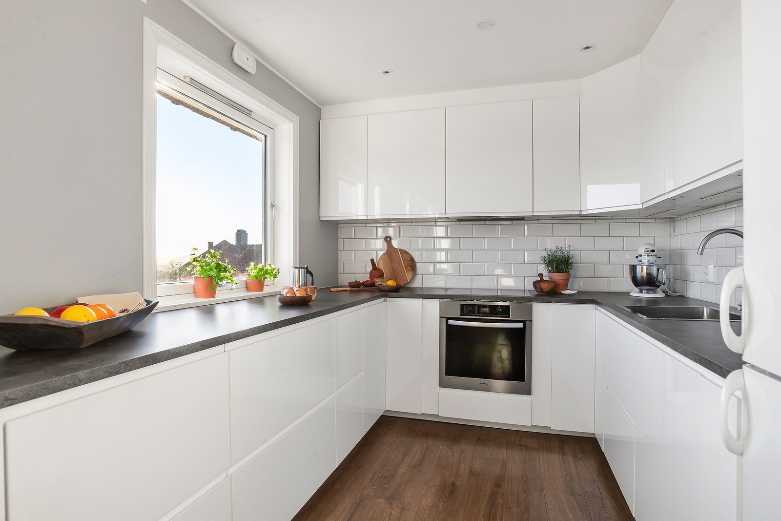 Kjøkkenet er fra 2018. Selger byttet alle fronter og benkeplate i 2020 Galleribilde