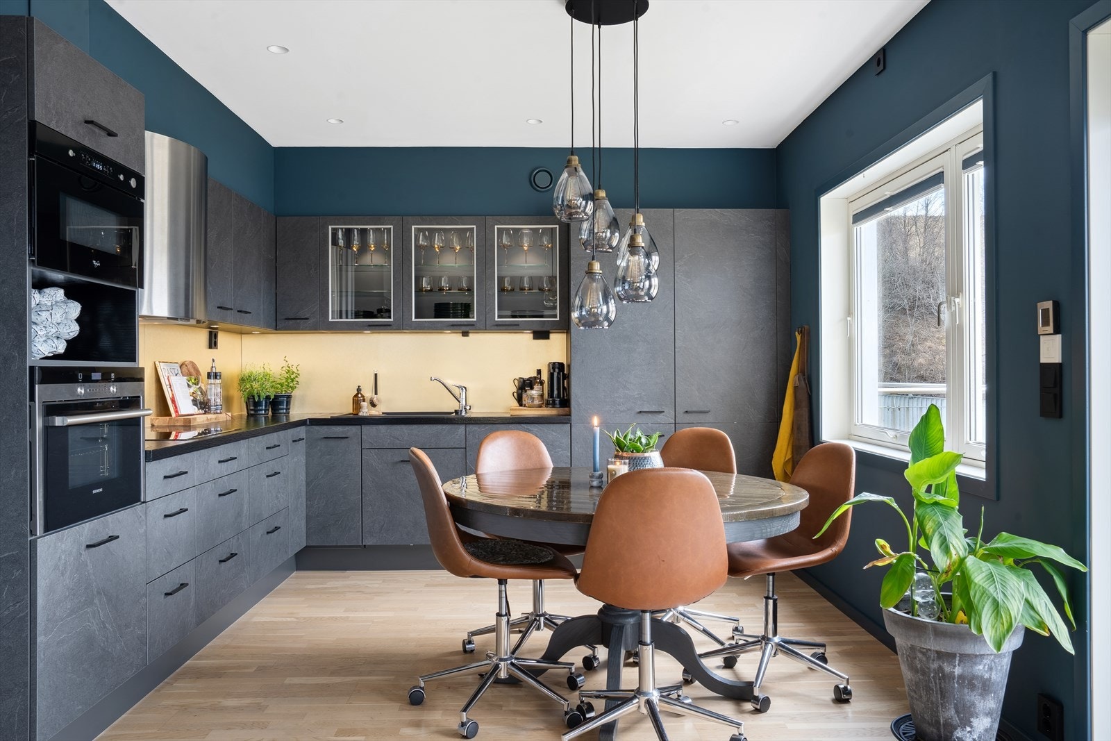 Kjøkkenet er stilrent og moderne, med god skapplass og alle hvitevarer integrert. Galleribilde