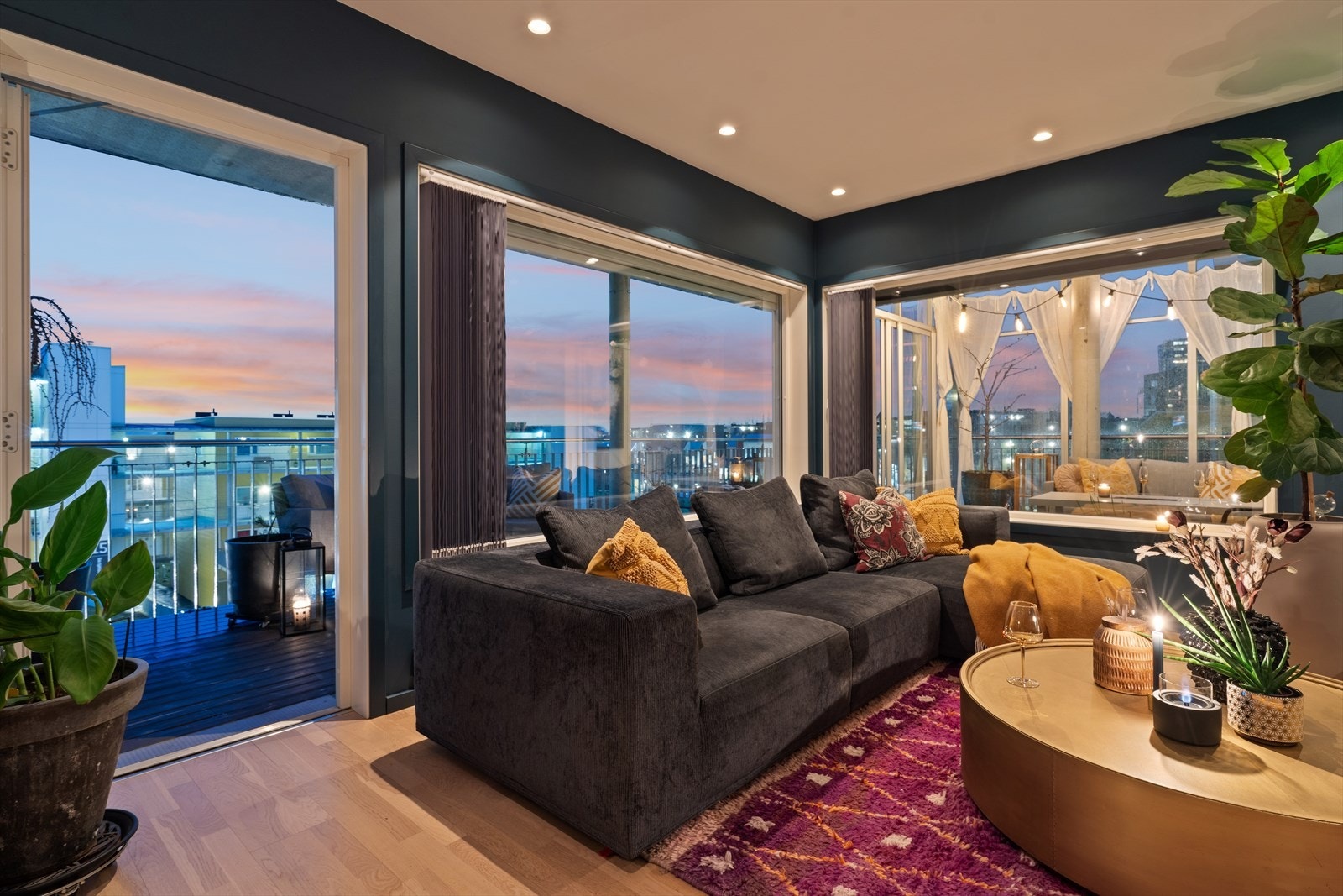 Fra stuen er det utgang til romslig balkong med gode solforhold. Galleribilde