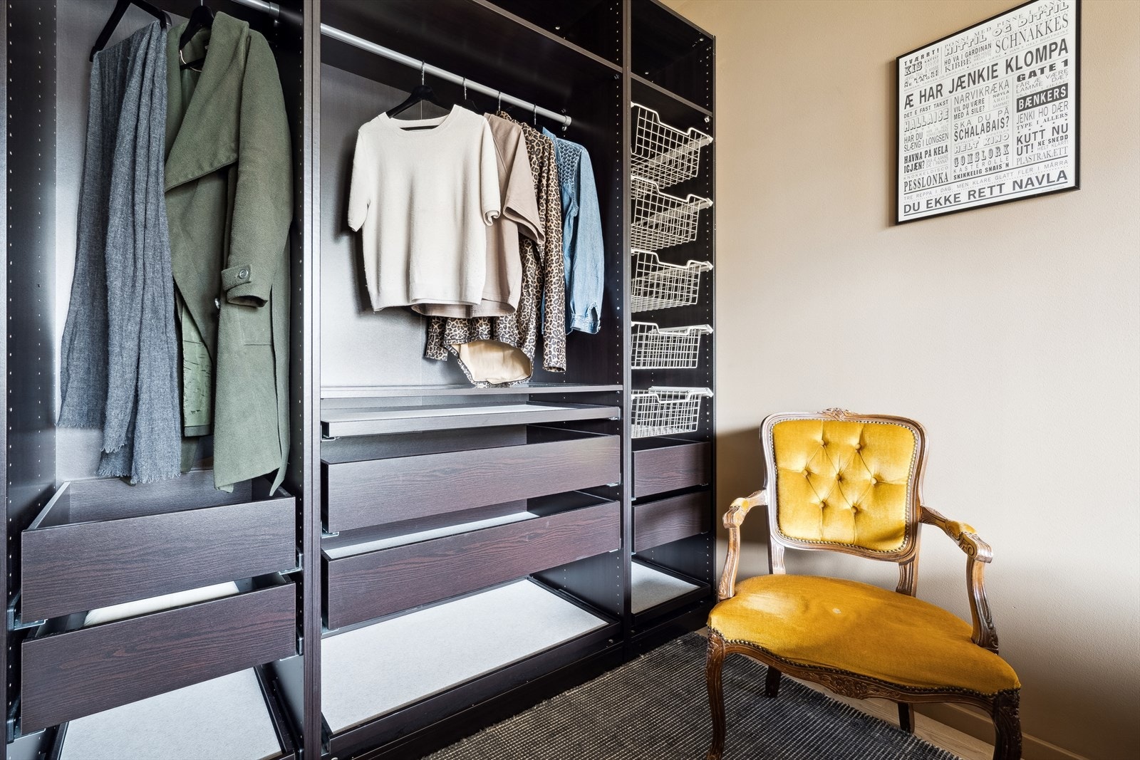 Begge soverommene er innredet med en lik og gjennomført oppbevaringsløsning som skaper et helhetlig uttrykk. Galleribilde