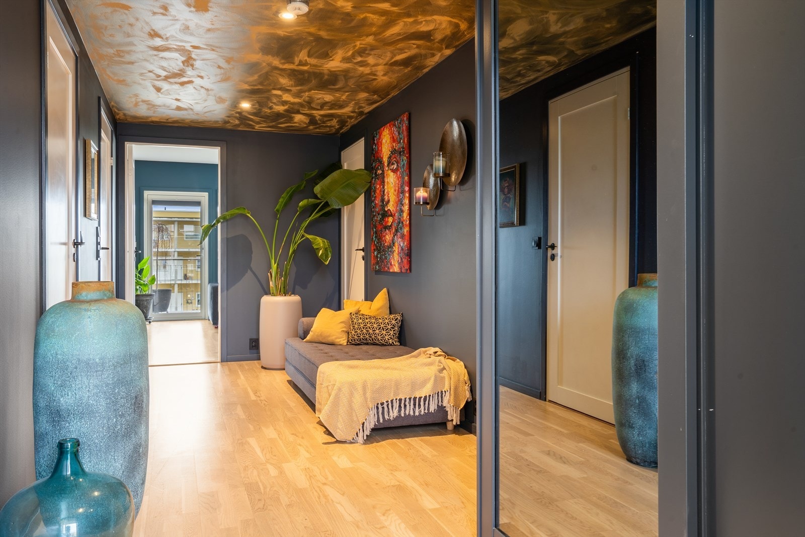 Man ønskes velkommen av en innbydende entré med downlights, og parkettgulvet er gjennomgående i leiligheten. Galleribilde