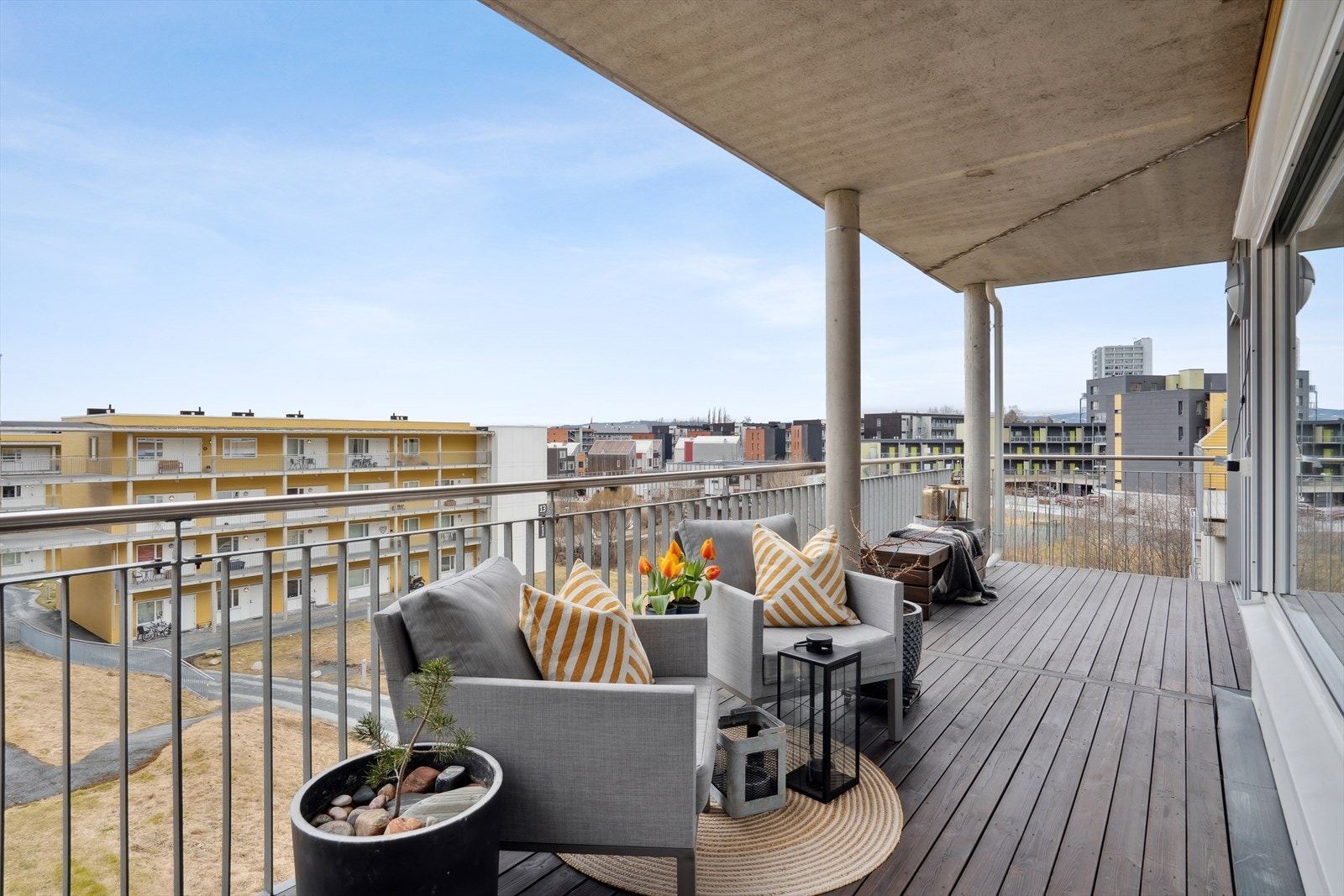 Belysning og utestikk er montert på balkongen med flott utsikt mot fellesområder. Galleribilde