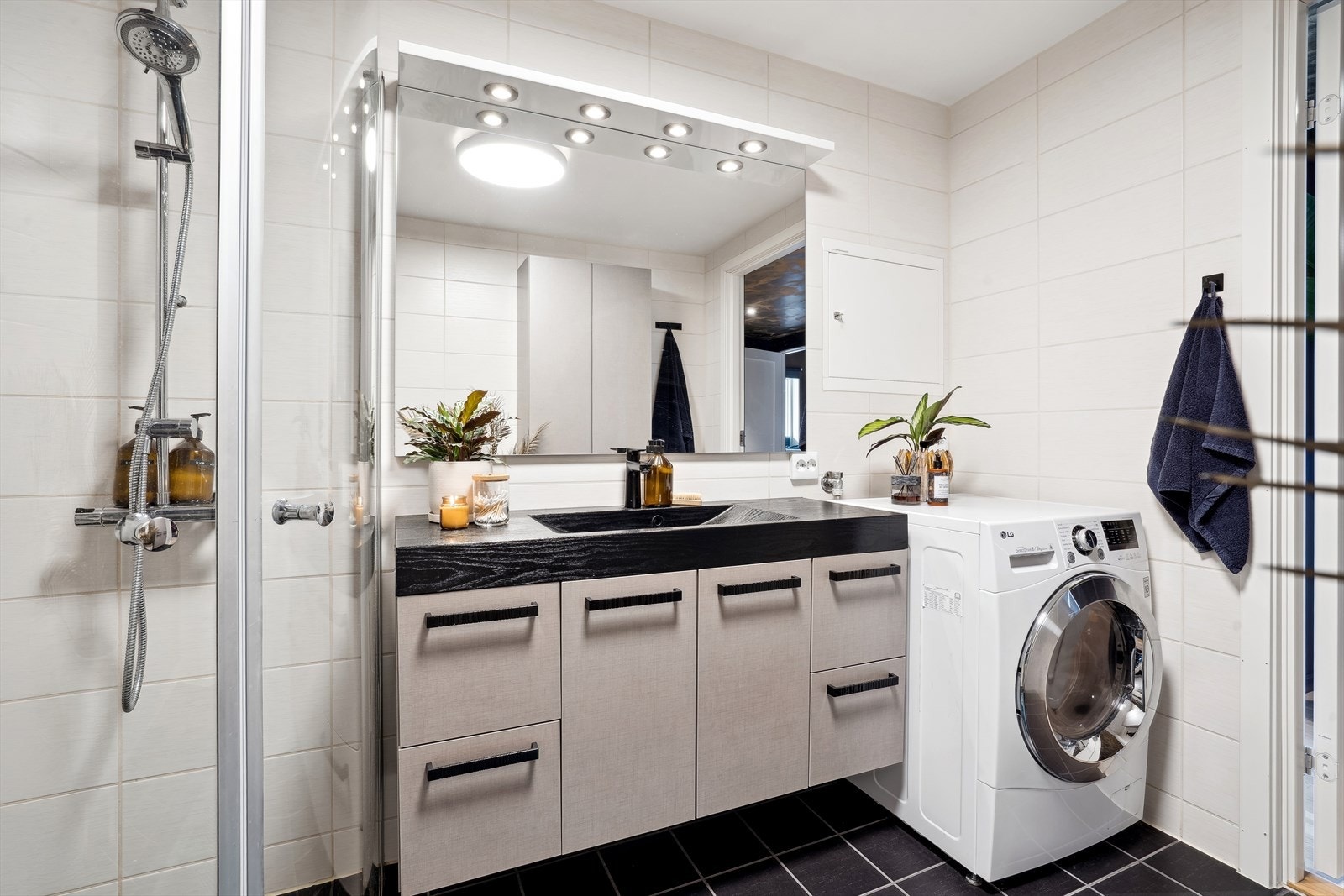 Badet har fått TG1 fra takstmann og har opplegg til vaskemaskin. Galleribilde