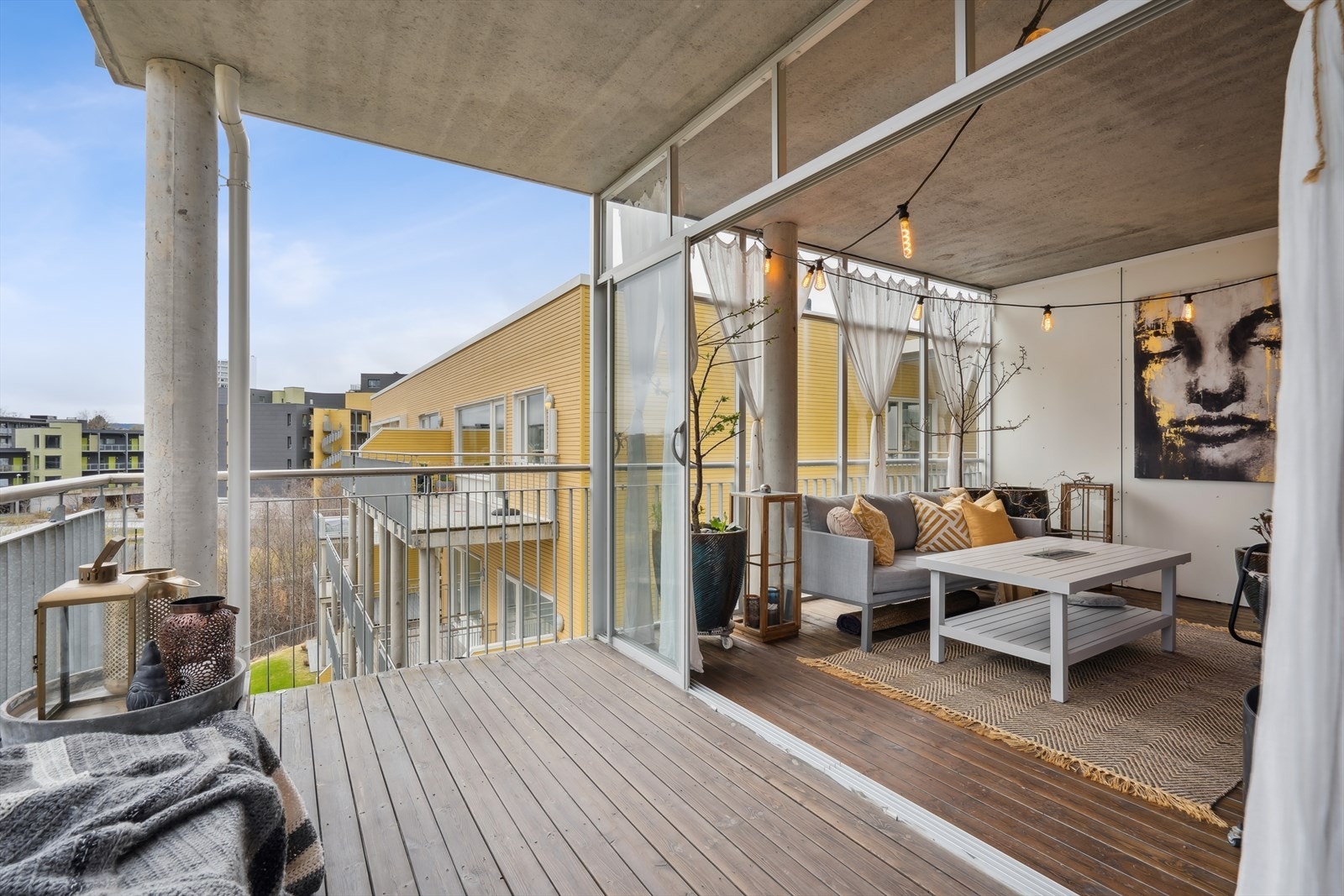 Skyvdørene kan åpnes helt opp på innglassede delen av balkongen. Galleribilde