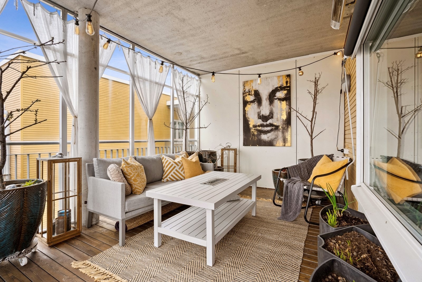 Det er etablert varmelampe i den innglassede balkongen slik at man kan nyte lange sommerdager. Galleribilde