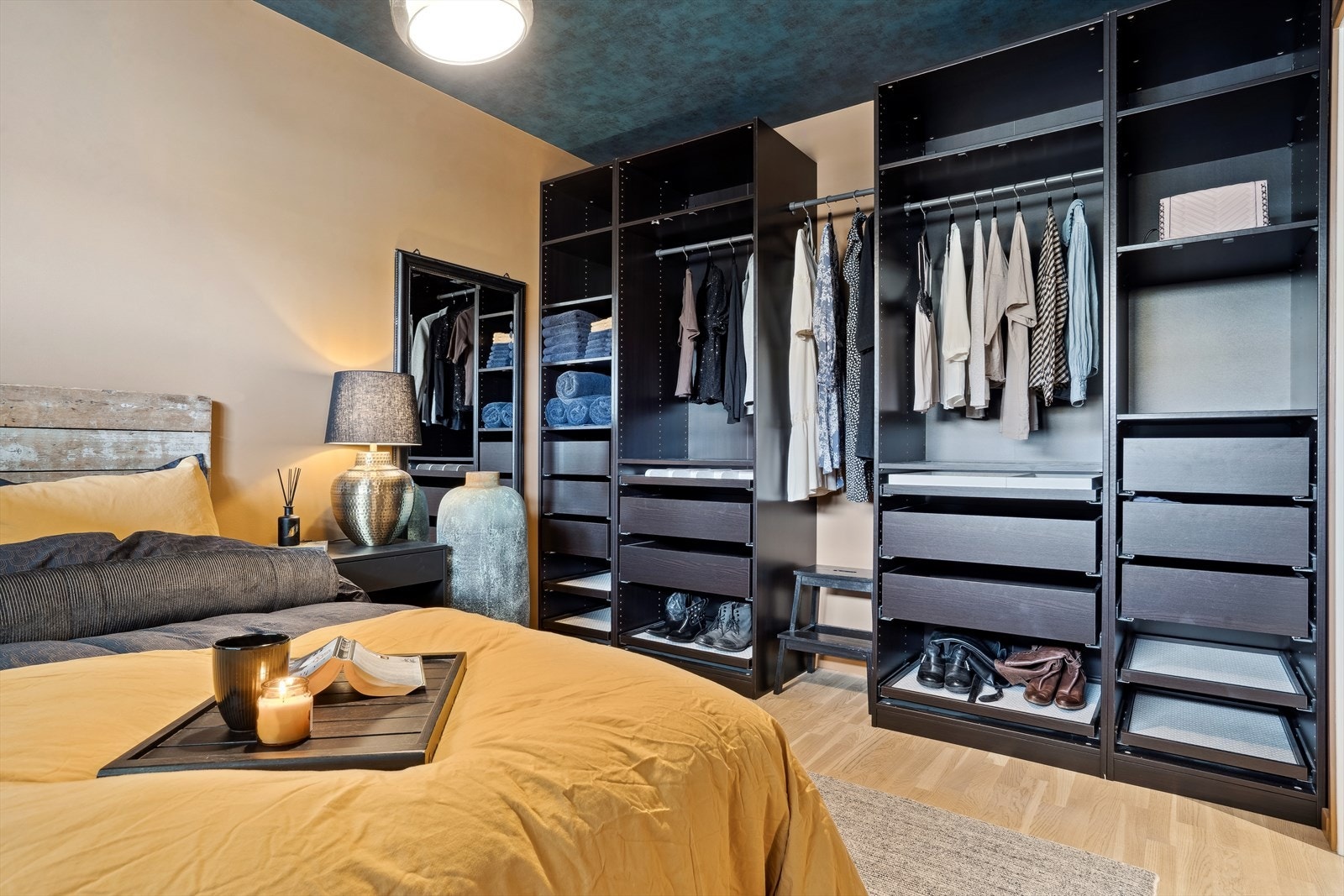 Hovedsoverommet er innredet med romslig garderobeløsning. Galleribilde