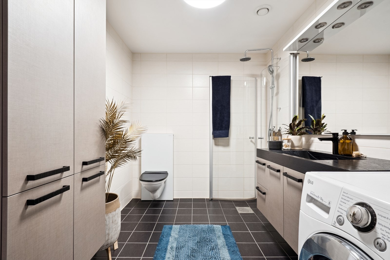 Badet er på romslige 6 kvm og har stilreninnredning med mye skap plass. Galleribilde